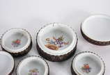 Quatro caixinhas de porcelana com tampas tendo ... - Quatro caixinhas de porcelana com tampas tendo flores policromadas em relevo (duas coladas e alguns lascados).