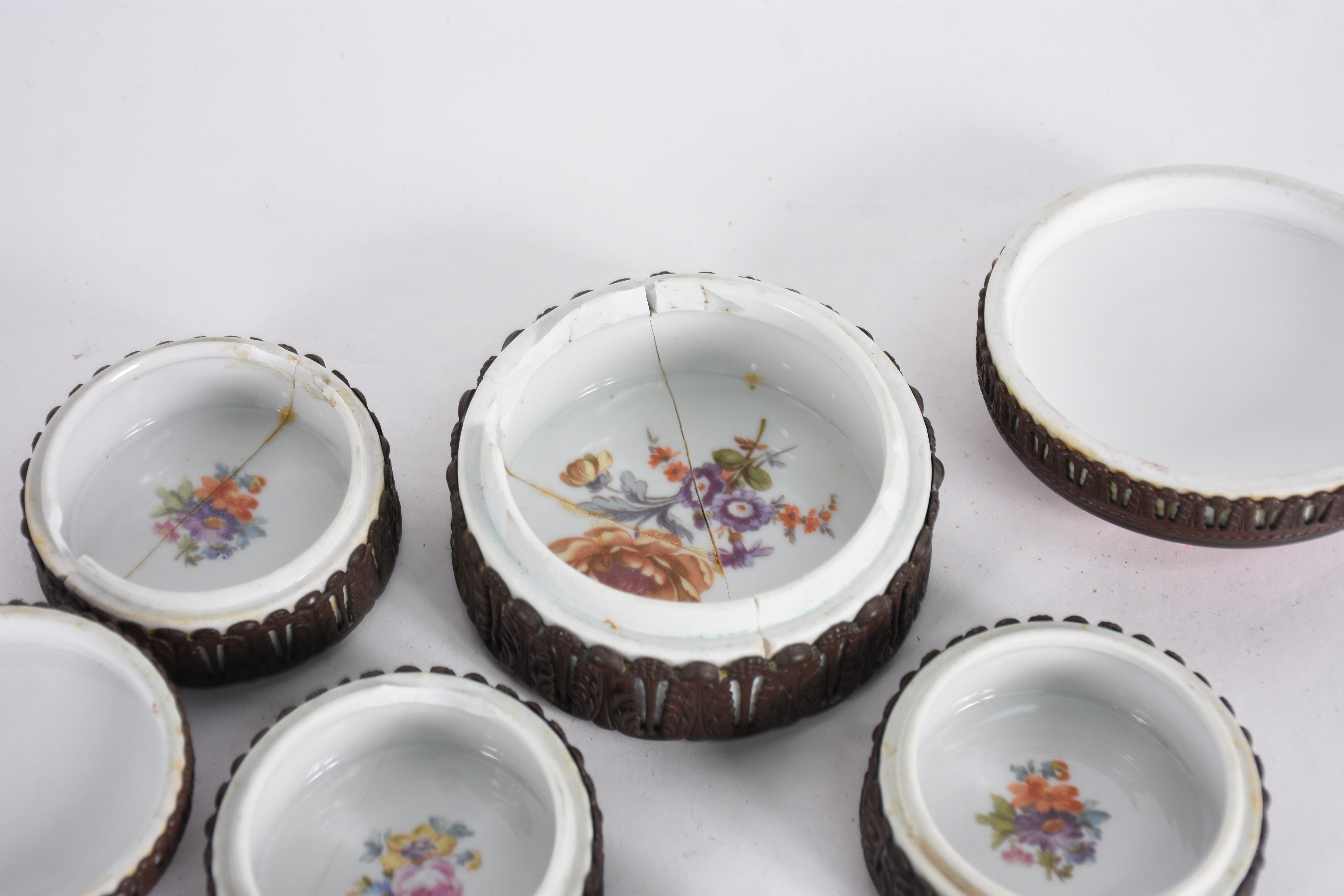 Quatro caixinhas de porcelana com tampas tendo flores policromadas em... - foto 4 de 6