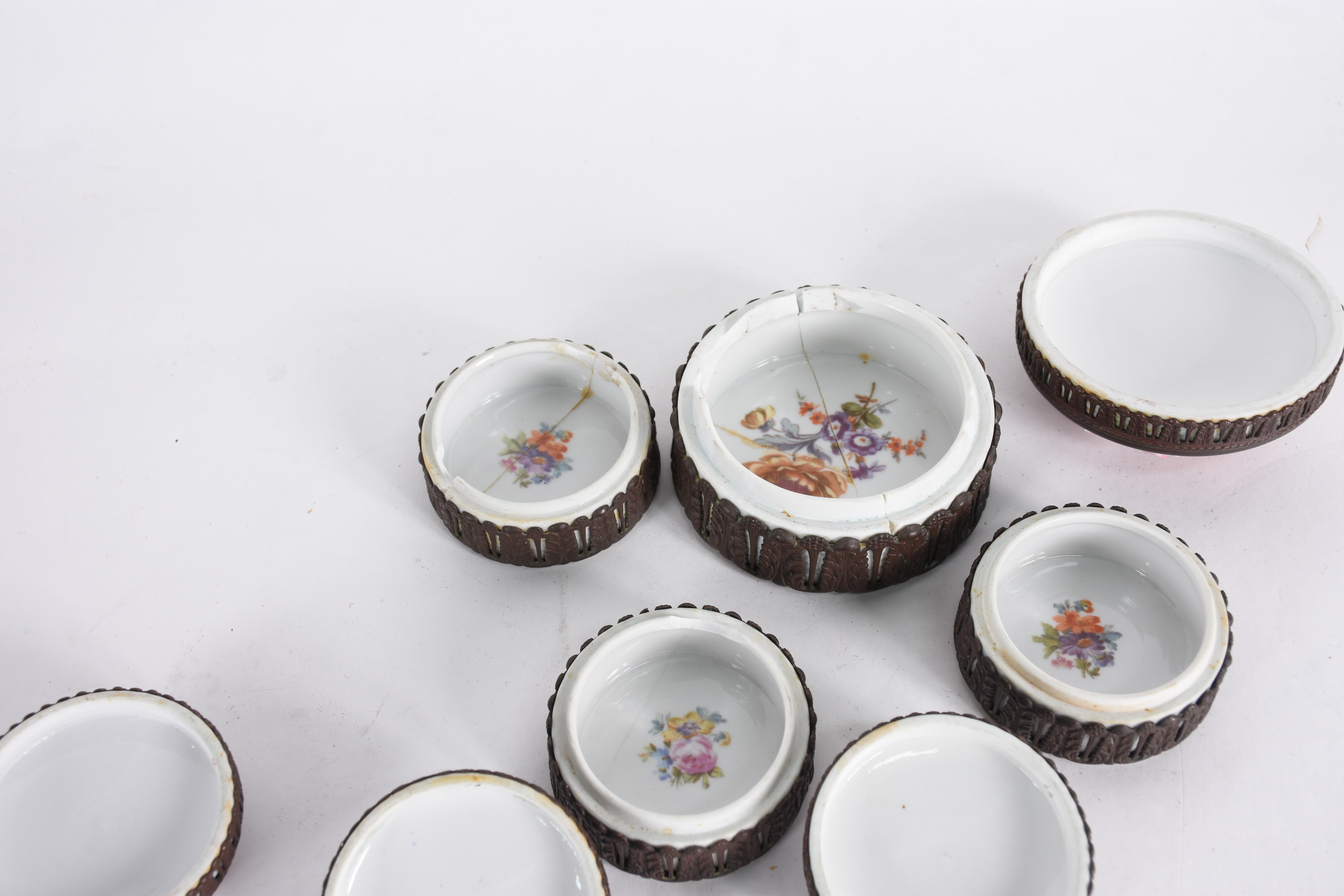 Quatro caixinhas de porcelana com tampas tendo flores policromadas em... - foto 5 de 6