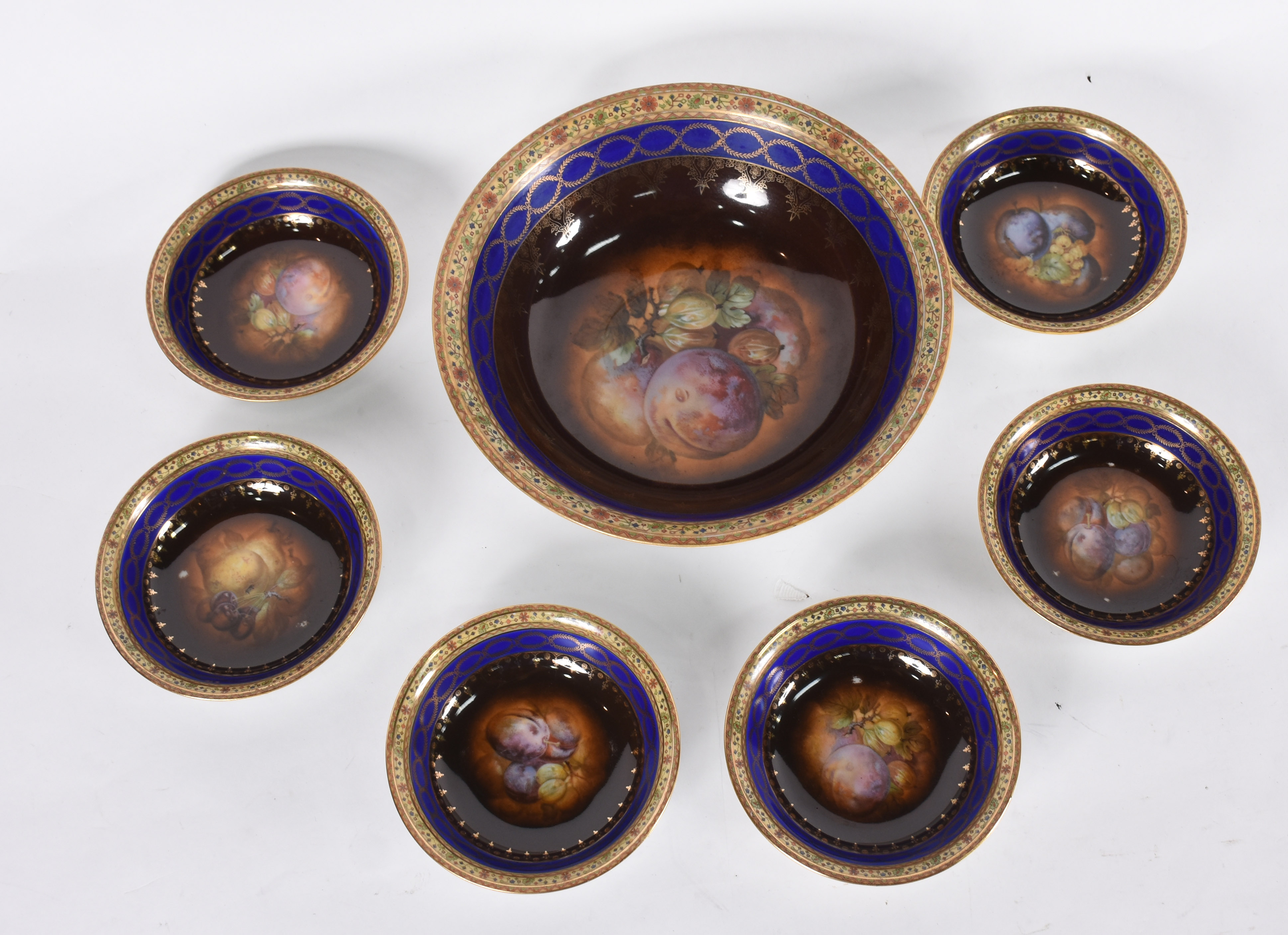 Saladeira e 6 bowls de porcelana tcheca decorada com frutos em... - foto 1 de 5