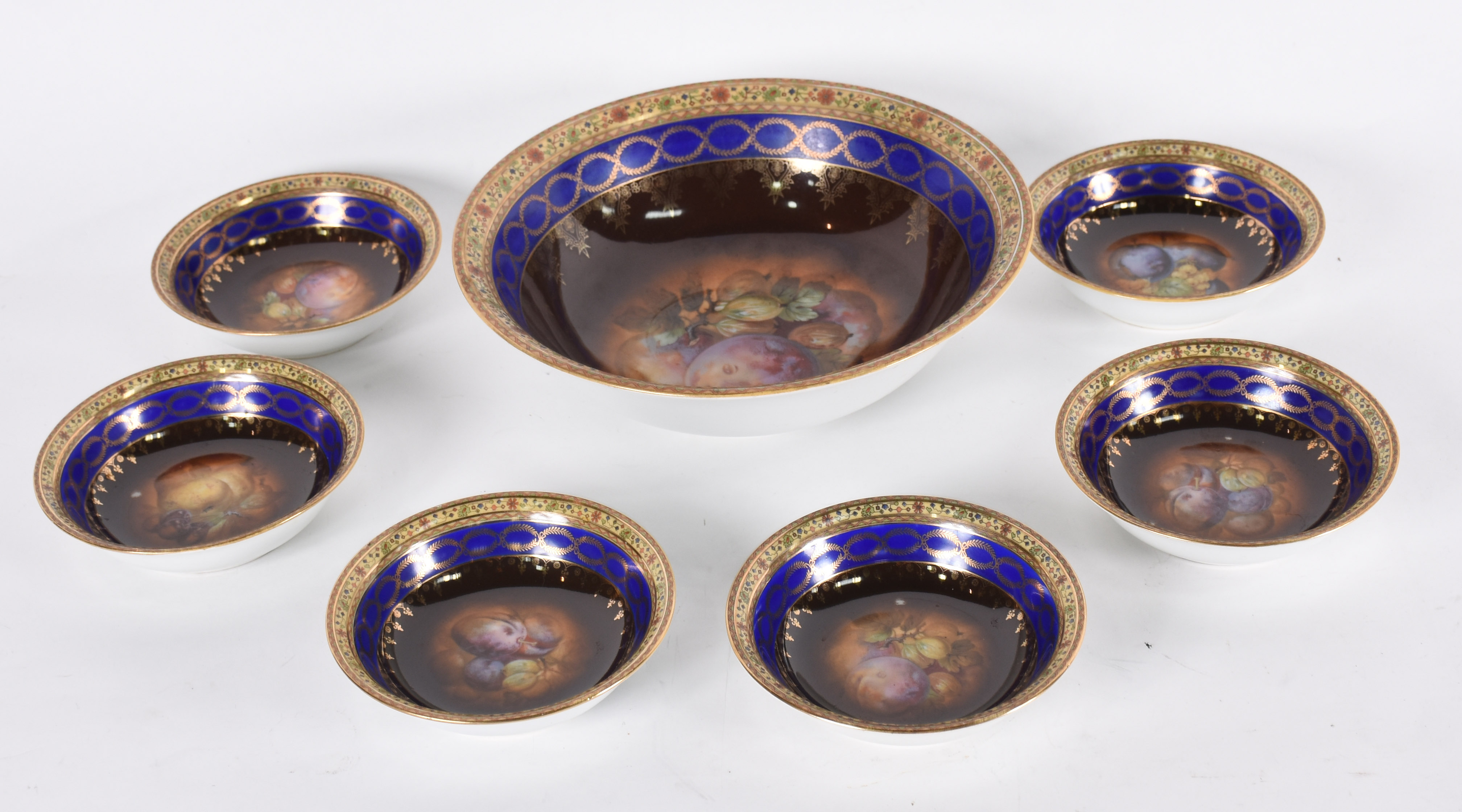Saladeira e 6 bowls de porcelana tcheca decorada com frutos em... - foto 2 de 5