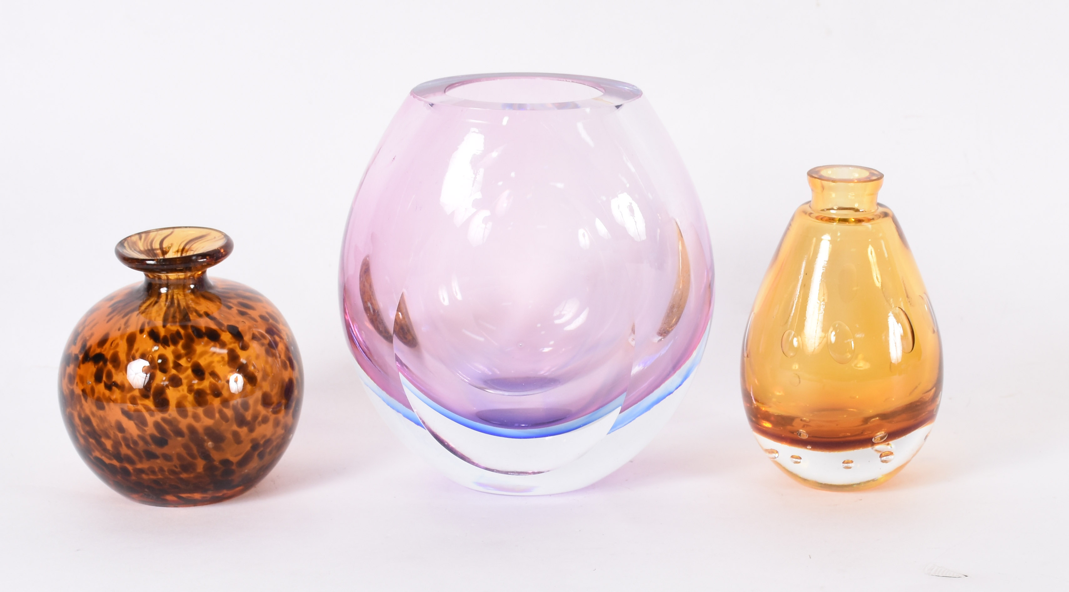 Tres vasinhos diversos de cristal, sendo um na cor lilás, um de... - foto 1 de 3