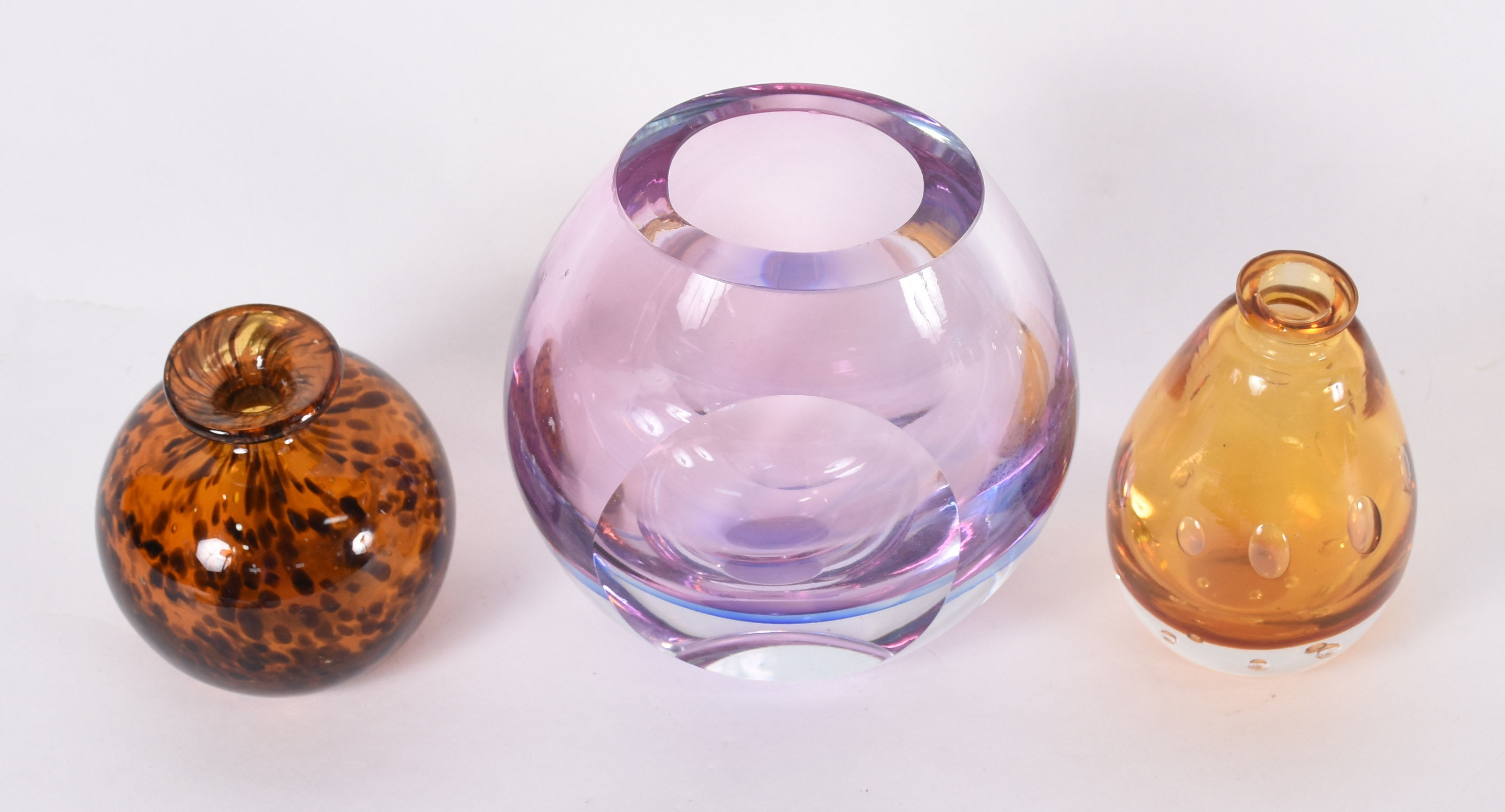 Tres vasinhos diversos de cristal, sendo um na cor lilás, um de... - foto 2 de 3