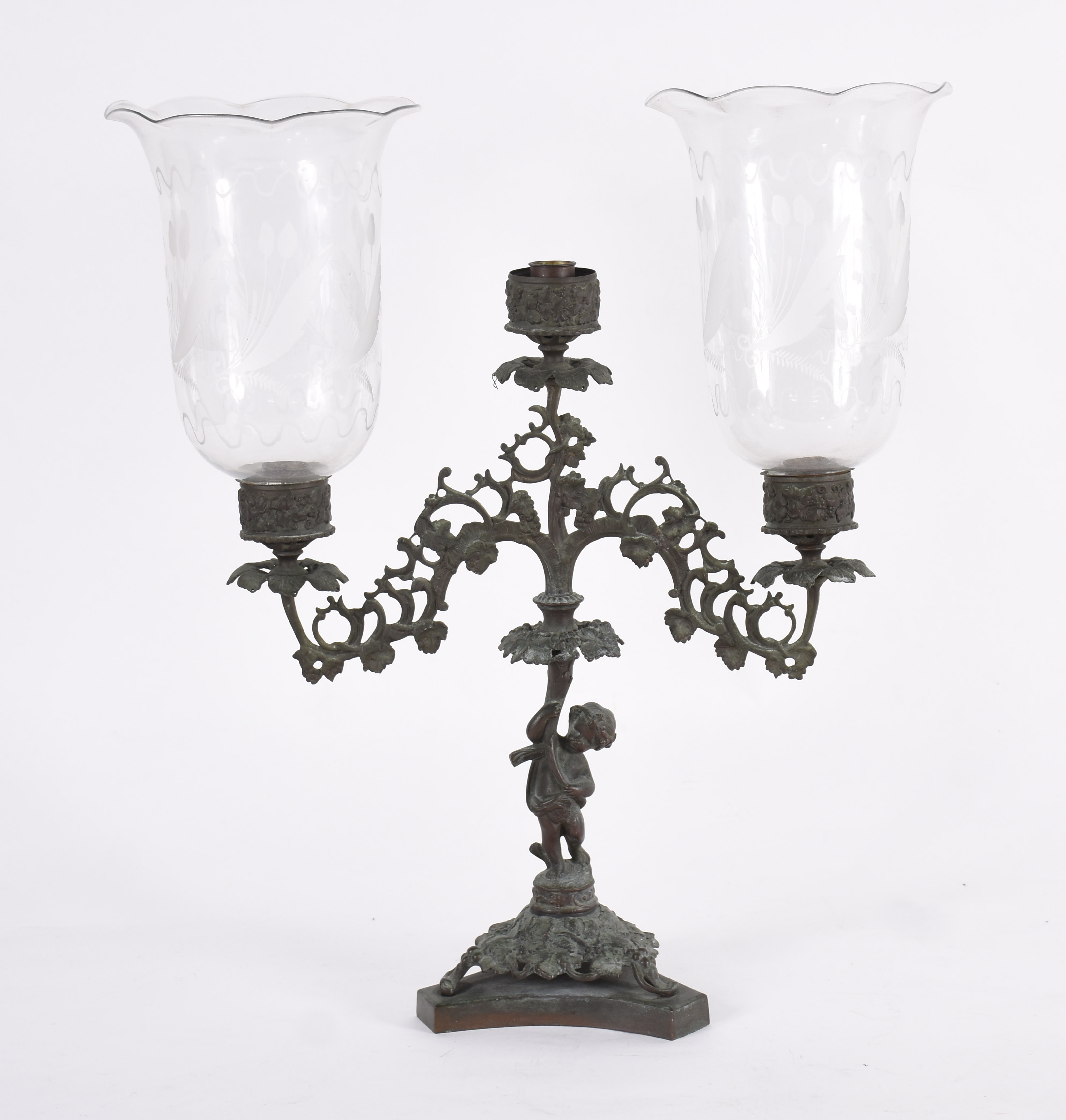Candelabro de metal para 2 velas com mangas lavradas. - foto 1 de 4