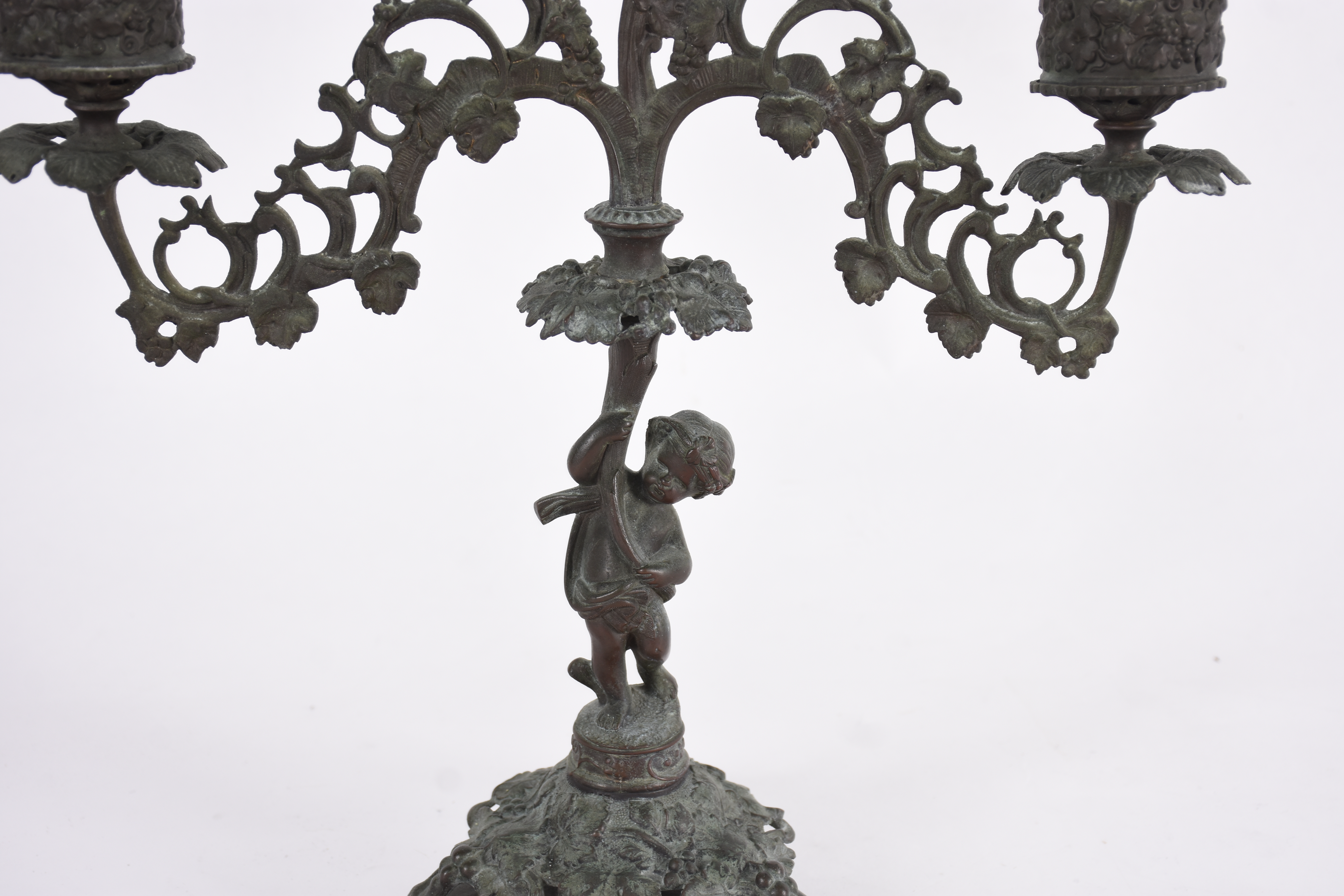 Candelabro de metal para 2 velas com mangas lavradas. - foto 2 de 4