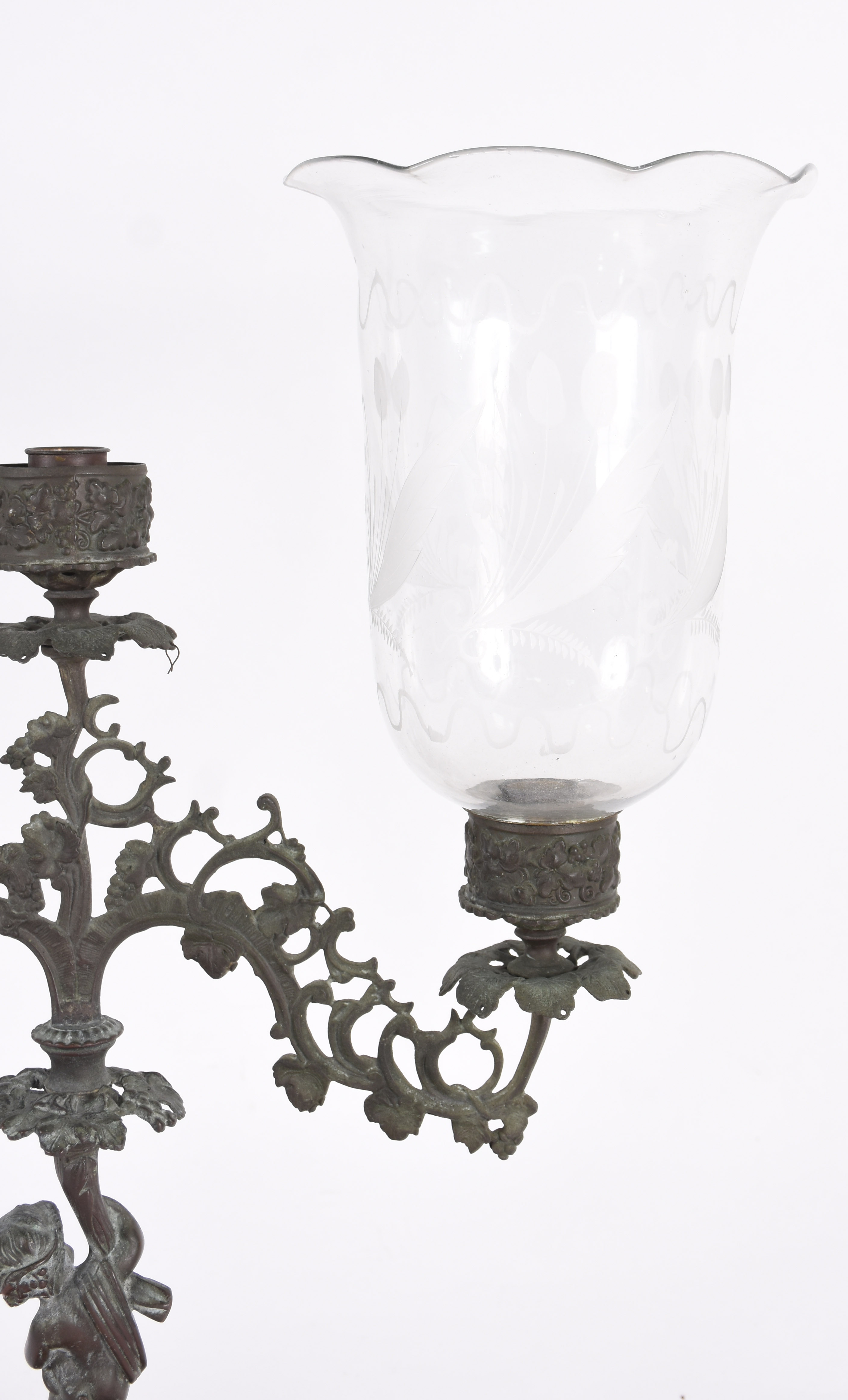 Candelabro de metal para 2 velas com mangas lavradas. - foto 4 de 4