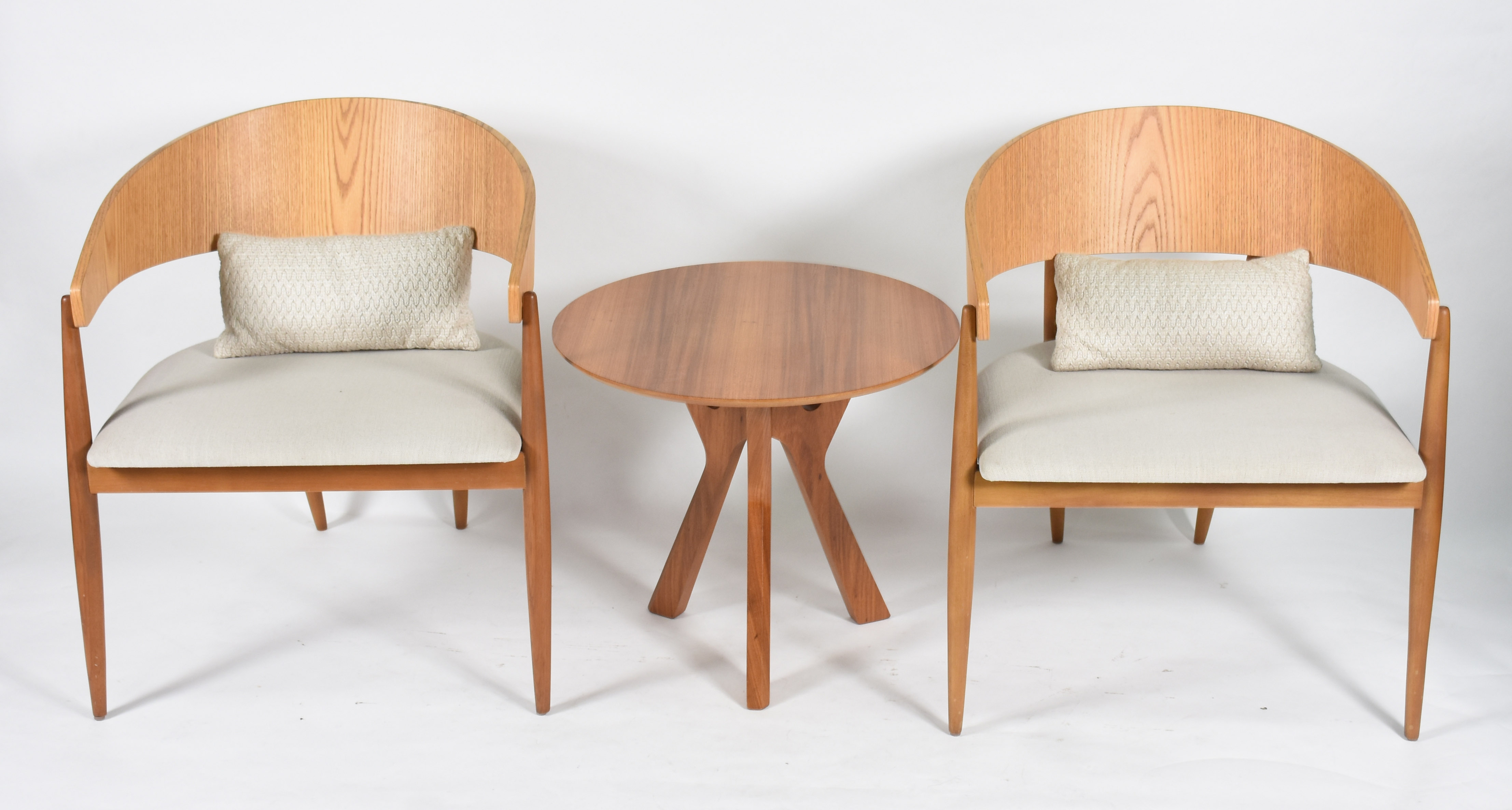Conjunto de par de cadeiras e mesa redonda de madeira, design moderno. - foto 1 de 3