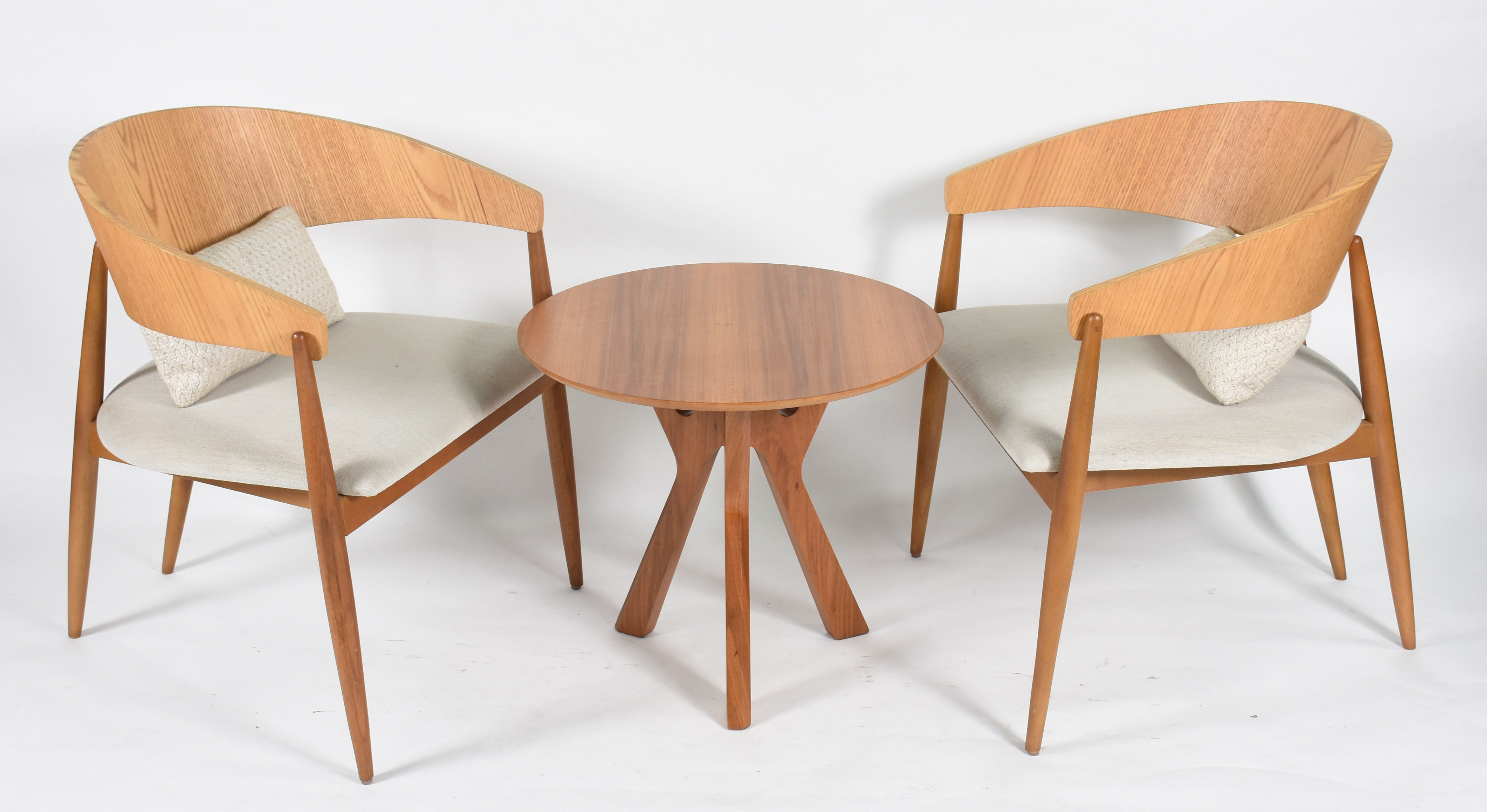 Conjunto de par de cadeiras e mesa redonda de madeira, design moderno. - foto 2 de 3