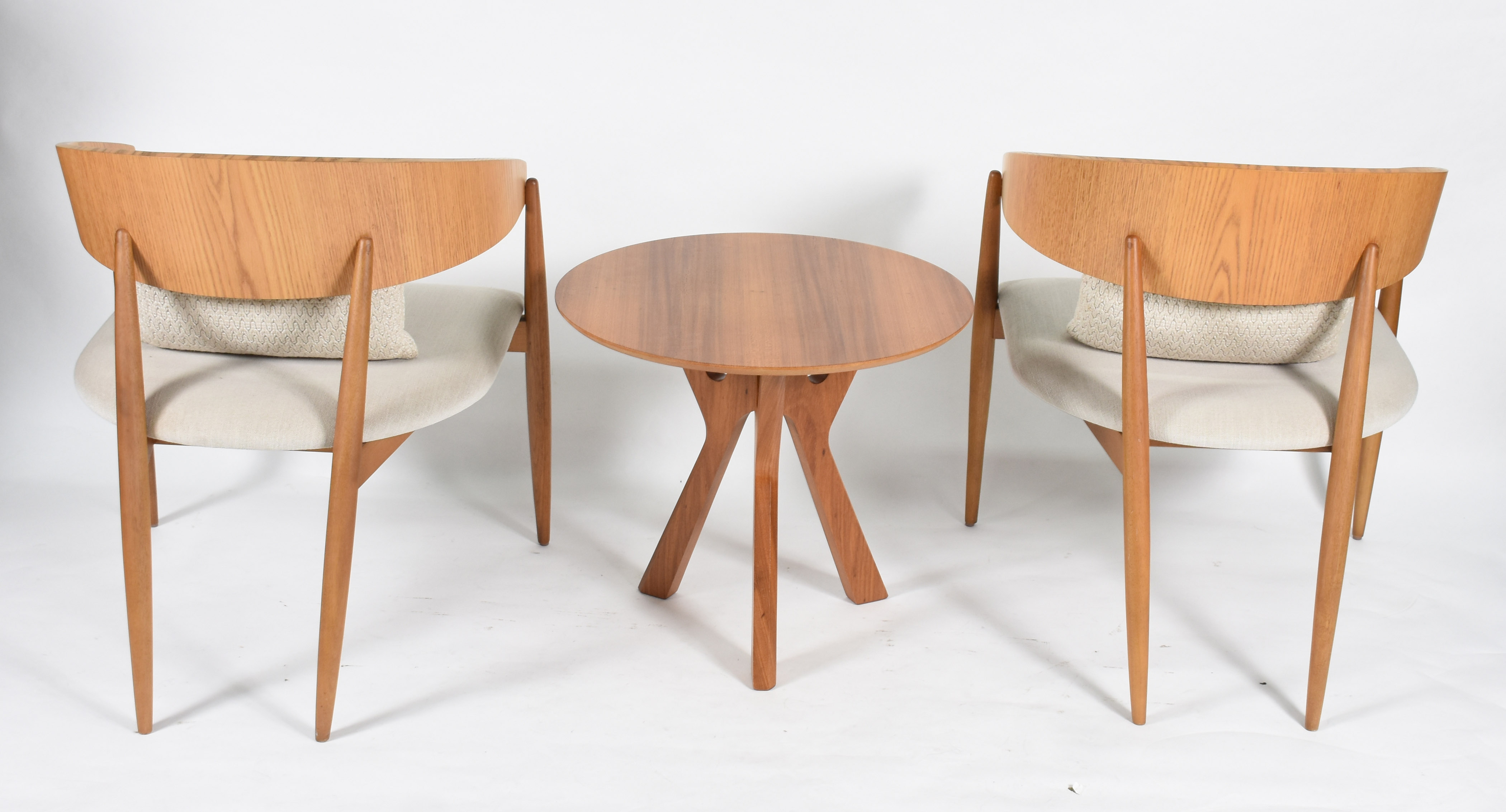 Conjunto de par de cadeiras e mesa redonda de madeira, design moderno. - foto 3 de 3