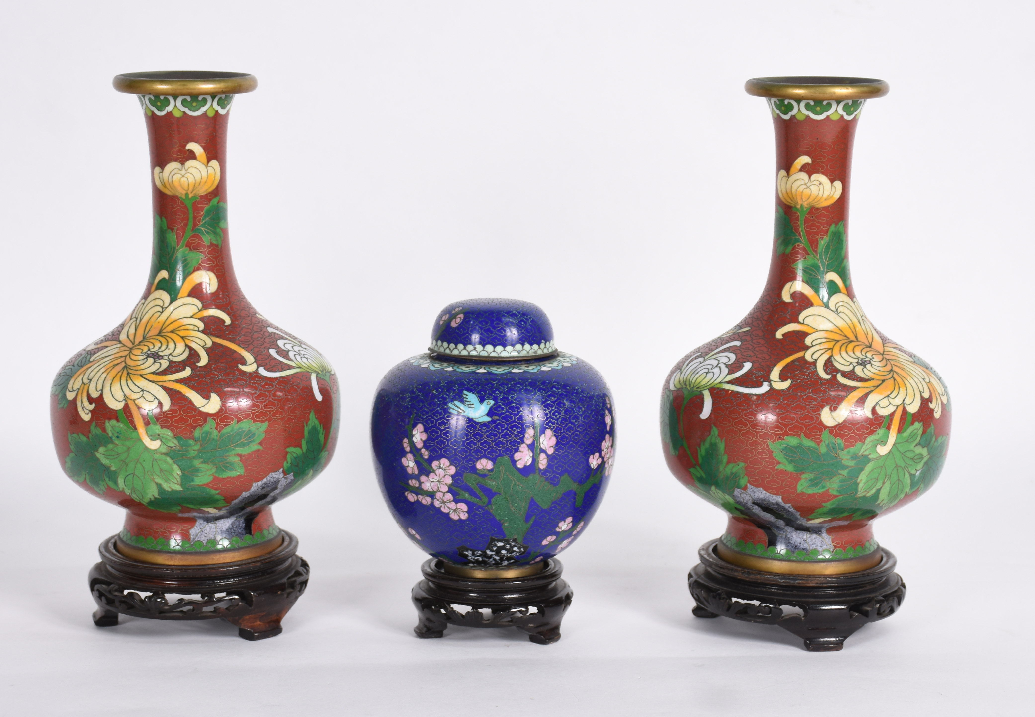 Par de vasos e um pequeno potiche de cloisone chines, decoração... - foto 1 de 4