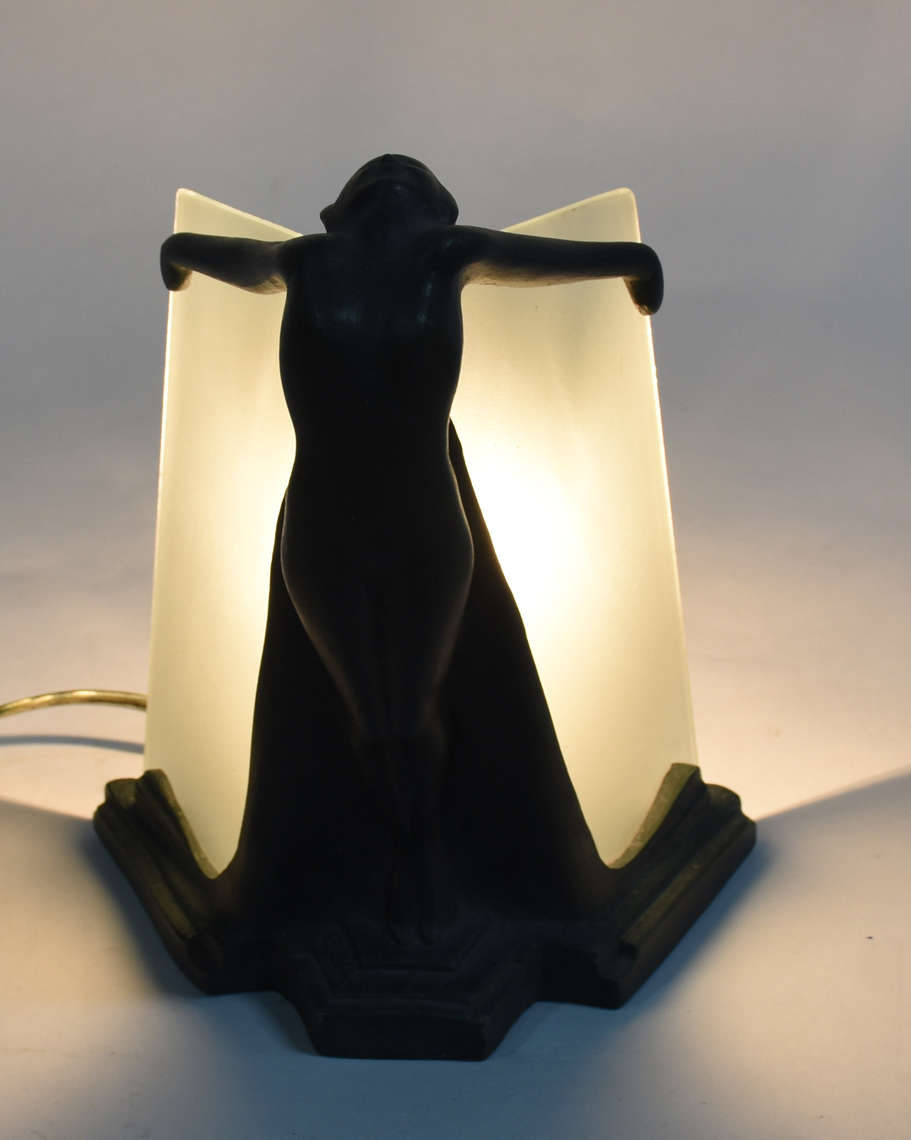 Luminária de metal representando figura feminina estilo Art Deco - foto 2 de 6