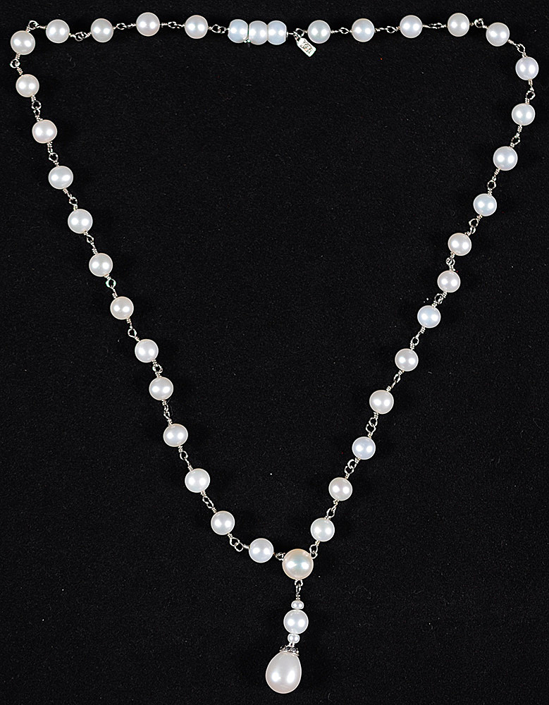 Colar de pérolas brancas e ouro branco modelo terço. Comprimento 52... - foto 1 de 2