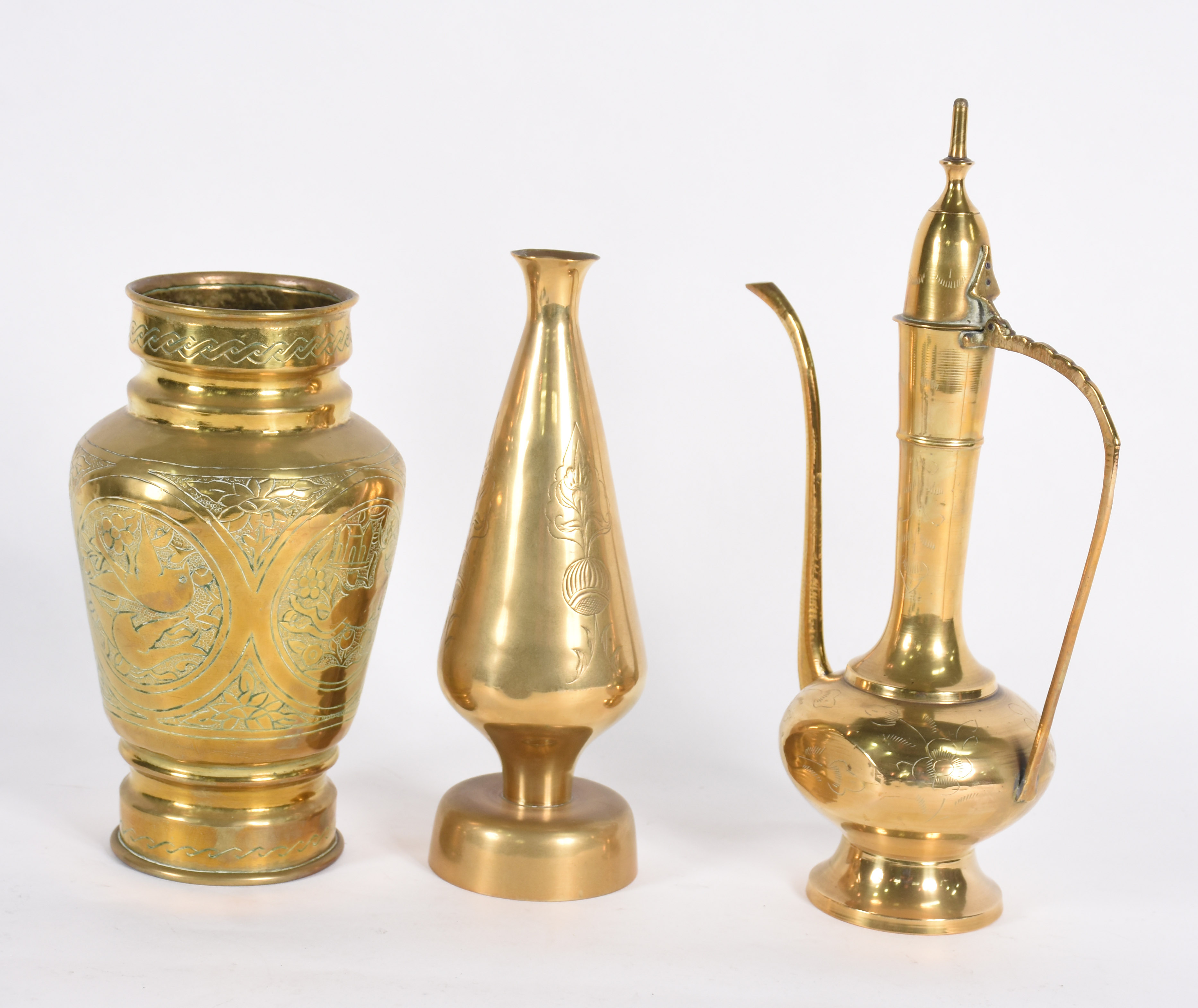 Tres peças diversas de metal dourado. - foto 3 de 5
