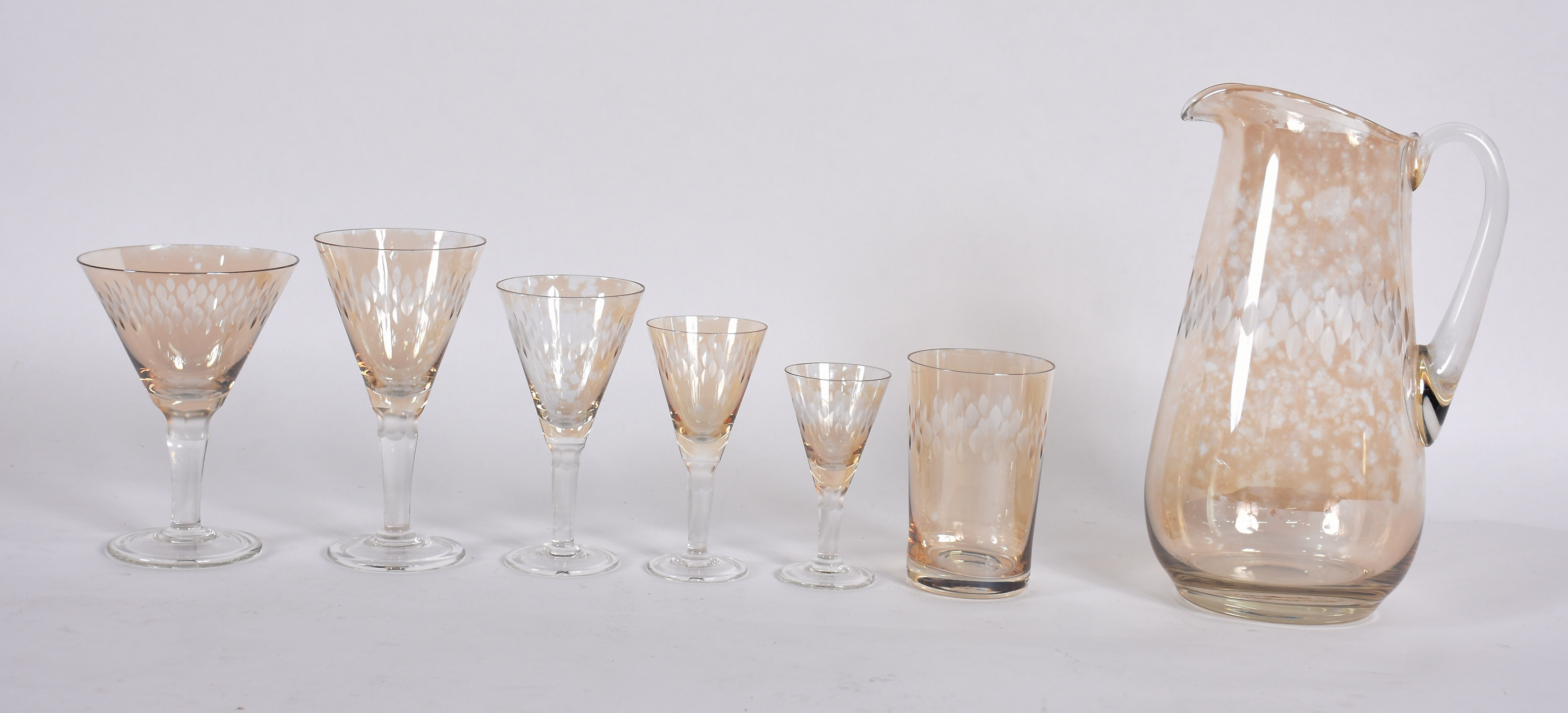 Serviço de cristal na cor âmbar com pingos lapidados, composto de... - foto 1 de 5