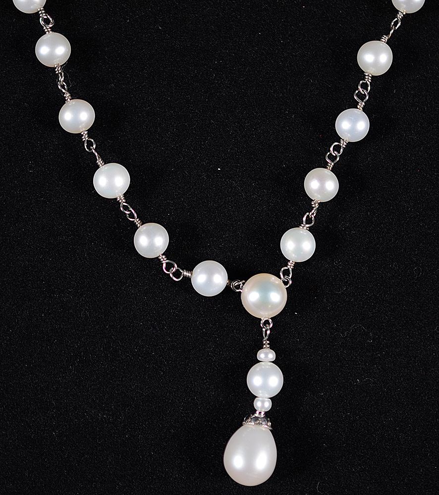 Colar de pérolas brancas e ouro branco modelo terço. Comprimento 52... - foto 2 de 2