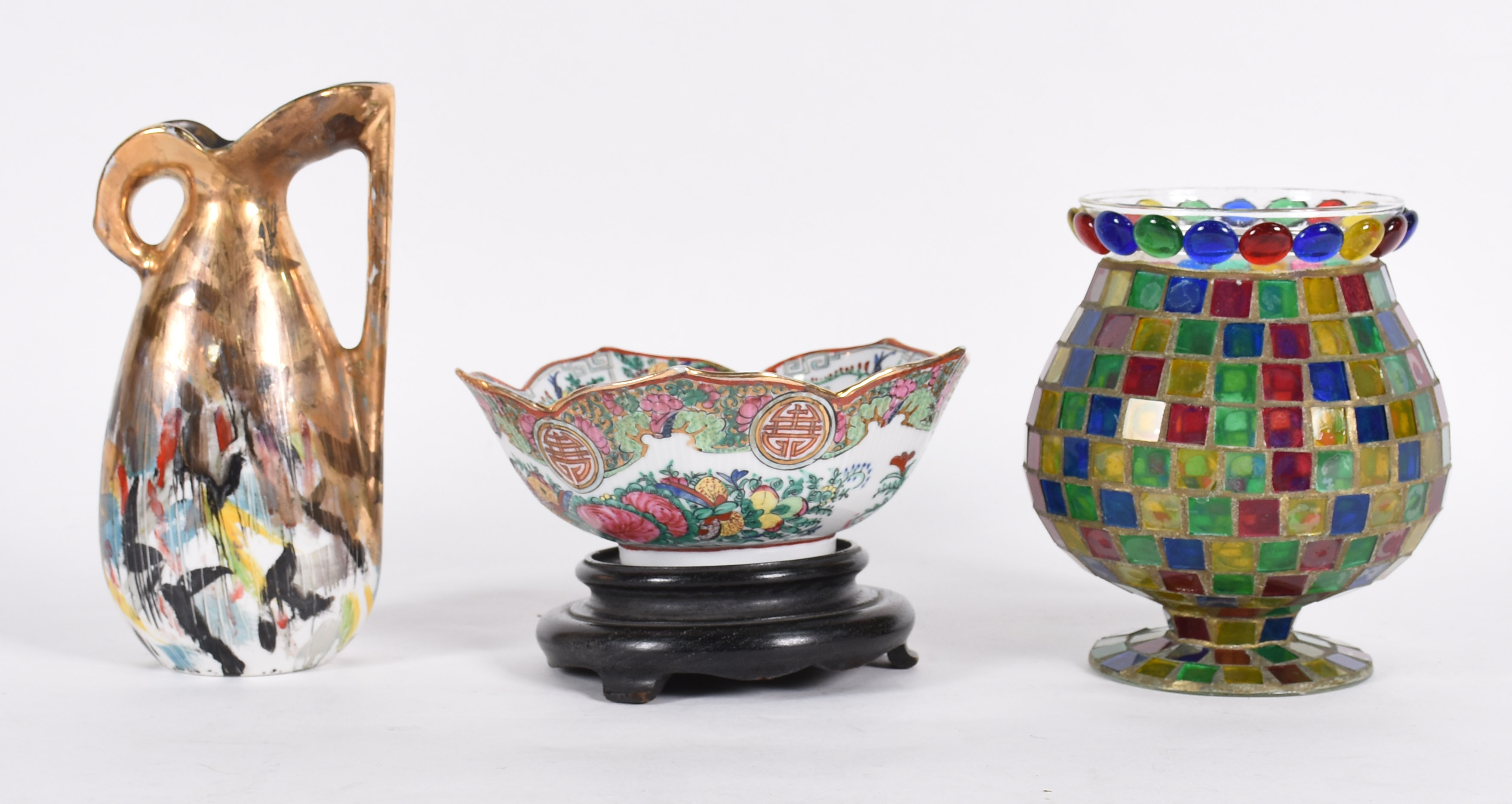 Tres peças diversas, sendo um bowl de porcelana oriental, um vaso... - foto 1 de 5