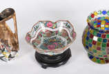 Tres peças diversas, sendo um bowl de porcelana... - Tres peças diversas, sendo um bowl de porcelana oriental, um vaso pintado a mao e um vaso em placas de vidro colorido.
