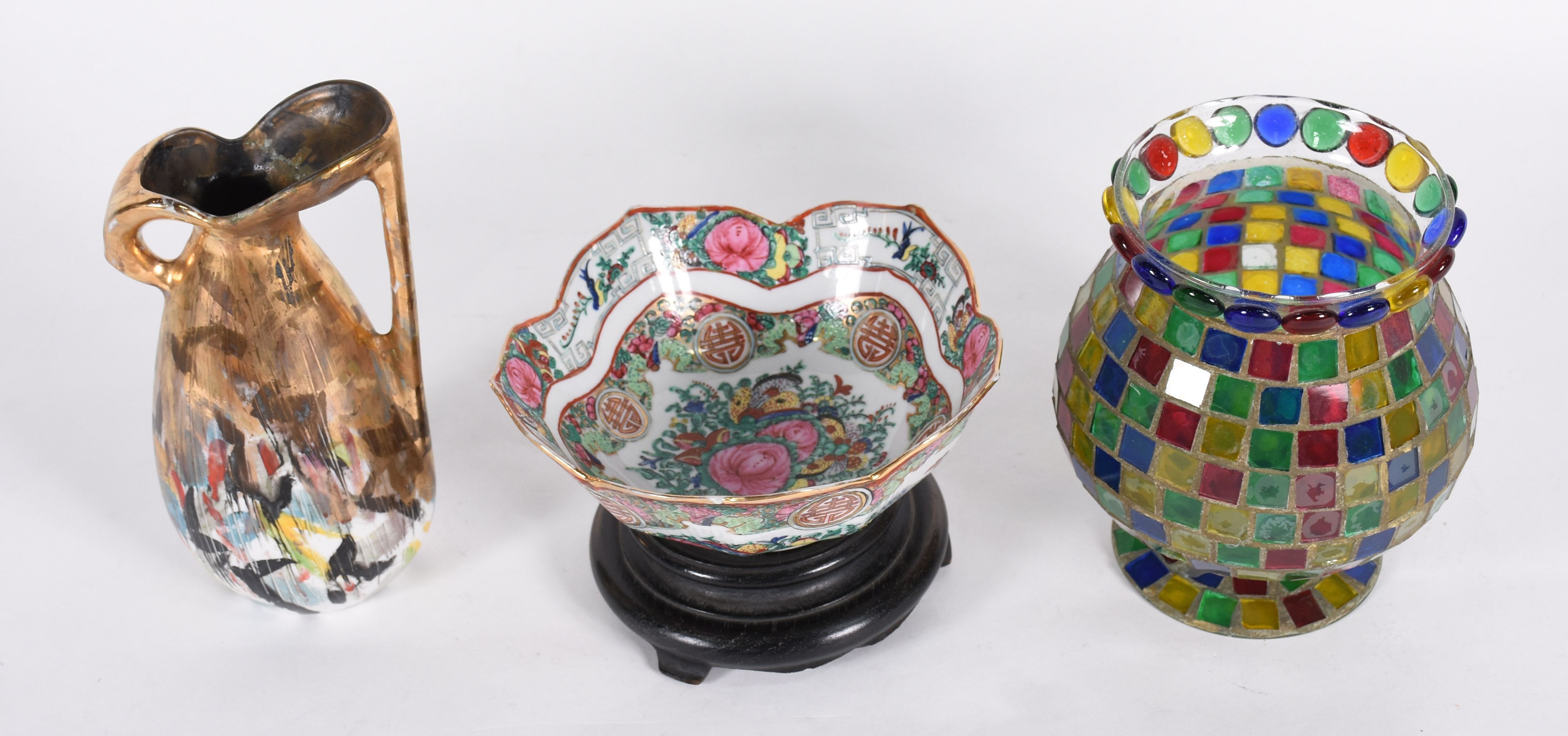 Tres peças diversas, sendo um bowl de porcelana oriental, um vaso... - foto 2 de 5