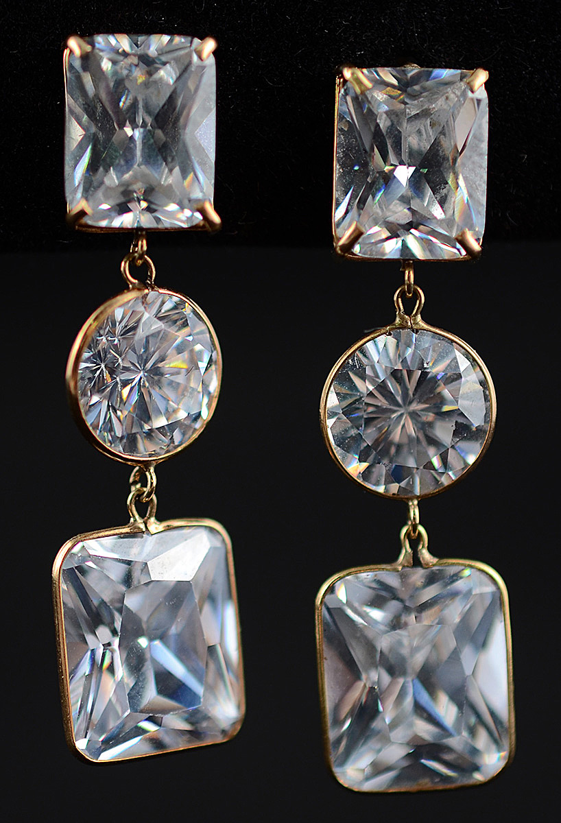 Par de brincos de ouro 18 k com pedras de cristal - 9,2 g.