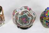 Tres peças diversas, sendo um bowl de porcelana... - Tres peças diversas, sendo um bowl de porcelana oriental, um vaso pintado a mao e um vaso em placas de vidro colorido.