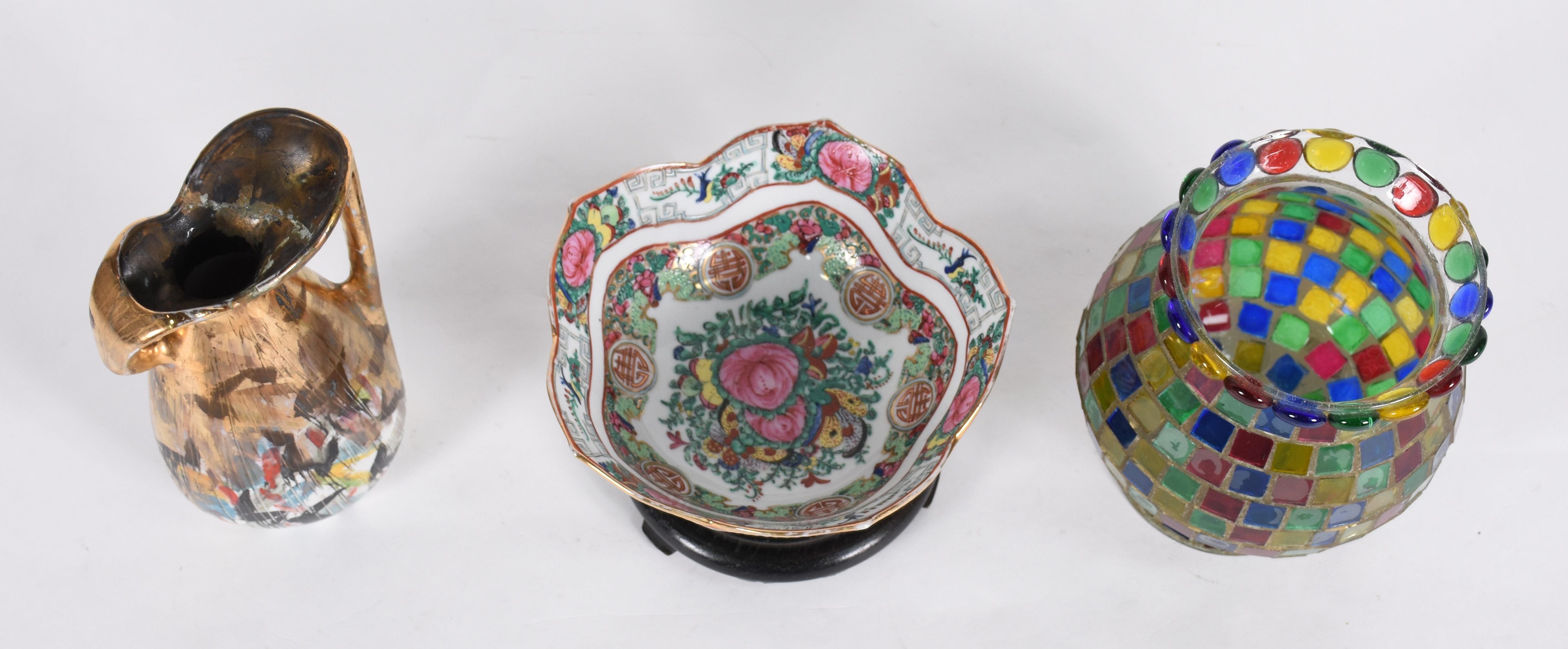 Tres peças diversas, sendo um bowl de porcelana oriental, um vaso... - foto 3 de 5