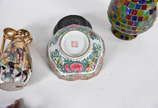 Tres peças diversas, sendo um bowl de porcelana... - Tres peças diversas, sendo um bowl de porcelana oriental, um vaso pintado a mao e um vaso em placas de vidro colorido.