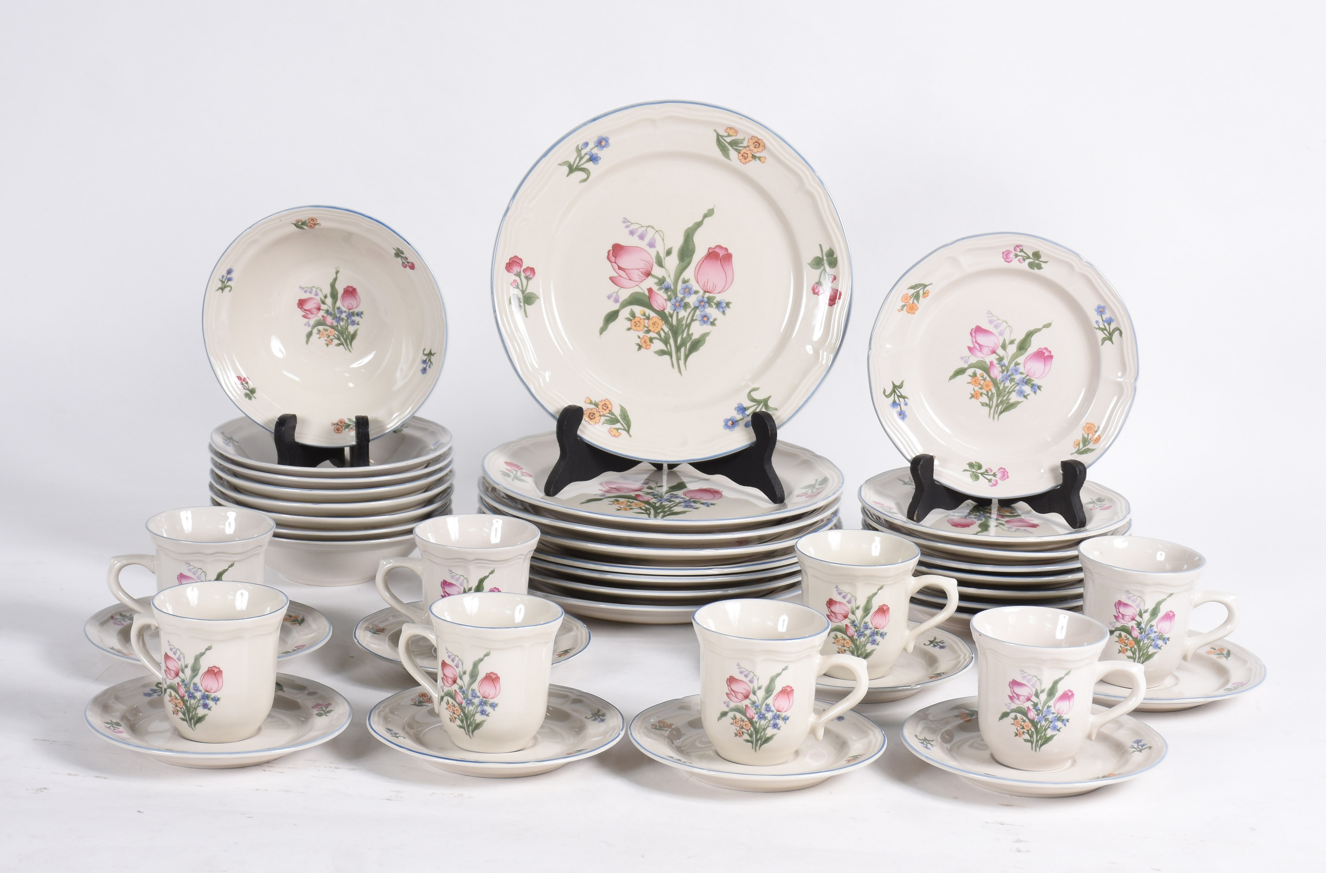 Serviço de chá e jantar de cerâmica floral, composto de 8 xícaras com... - foto 1 de 5