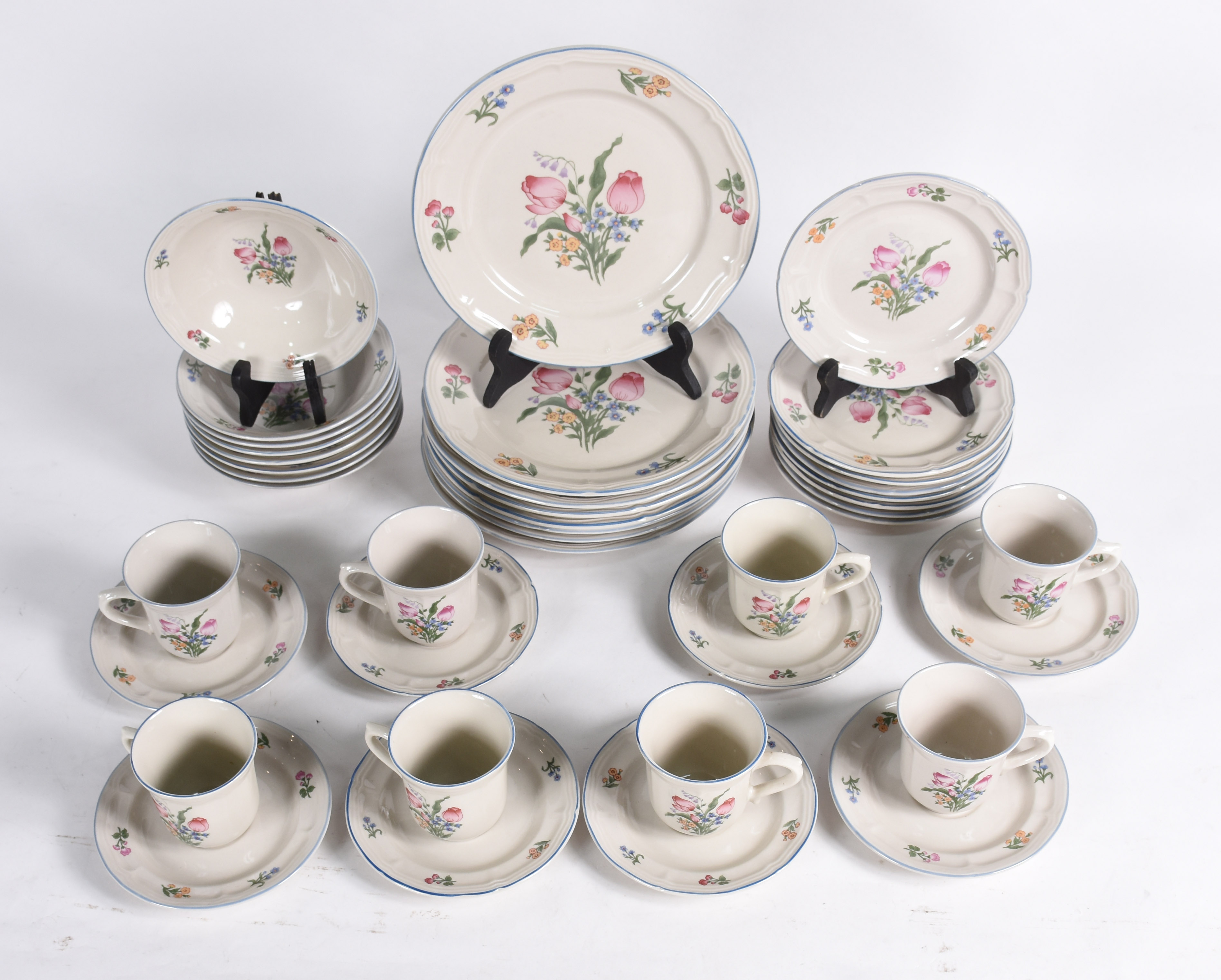 Serviço de chá e jantar de cerâmica floral, composto de 8 xícaras com... - foto 2 de 5