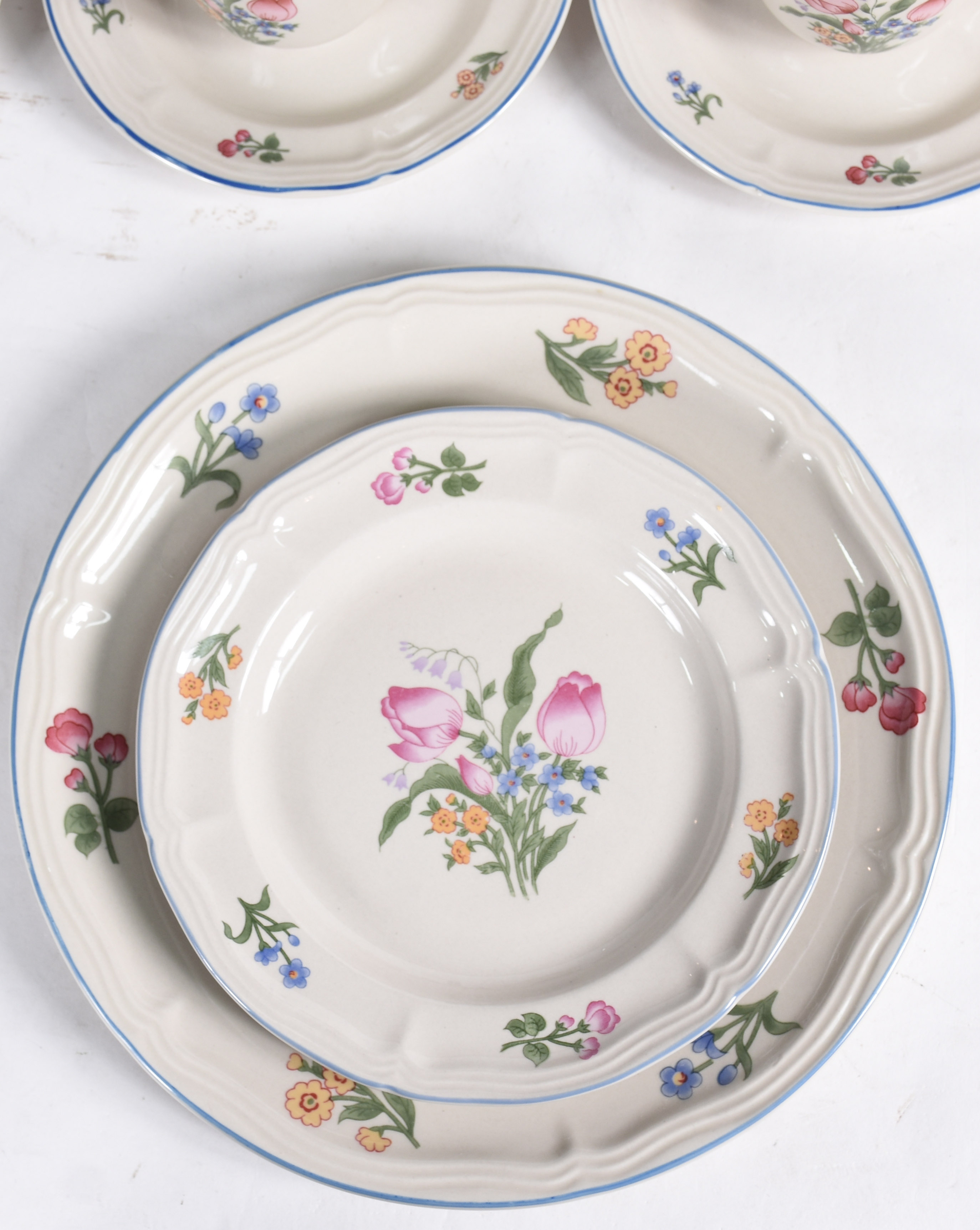 Serviço de chá e jantar de cerâmica floral, composto de 8 xícaras com... - foto 3 de 5