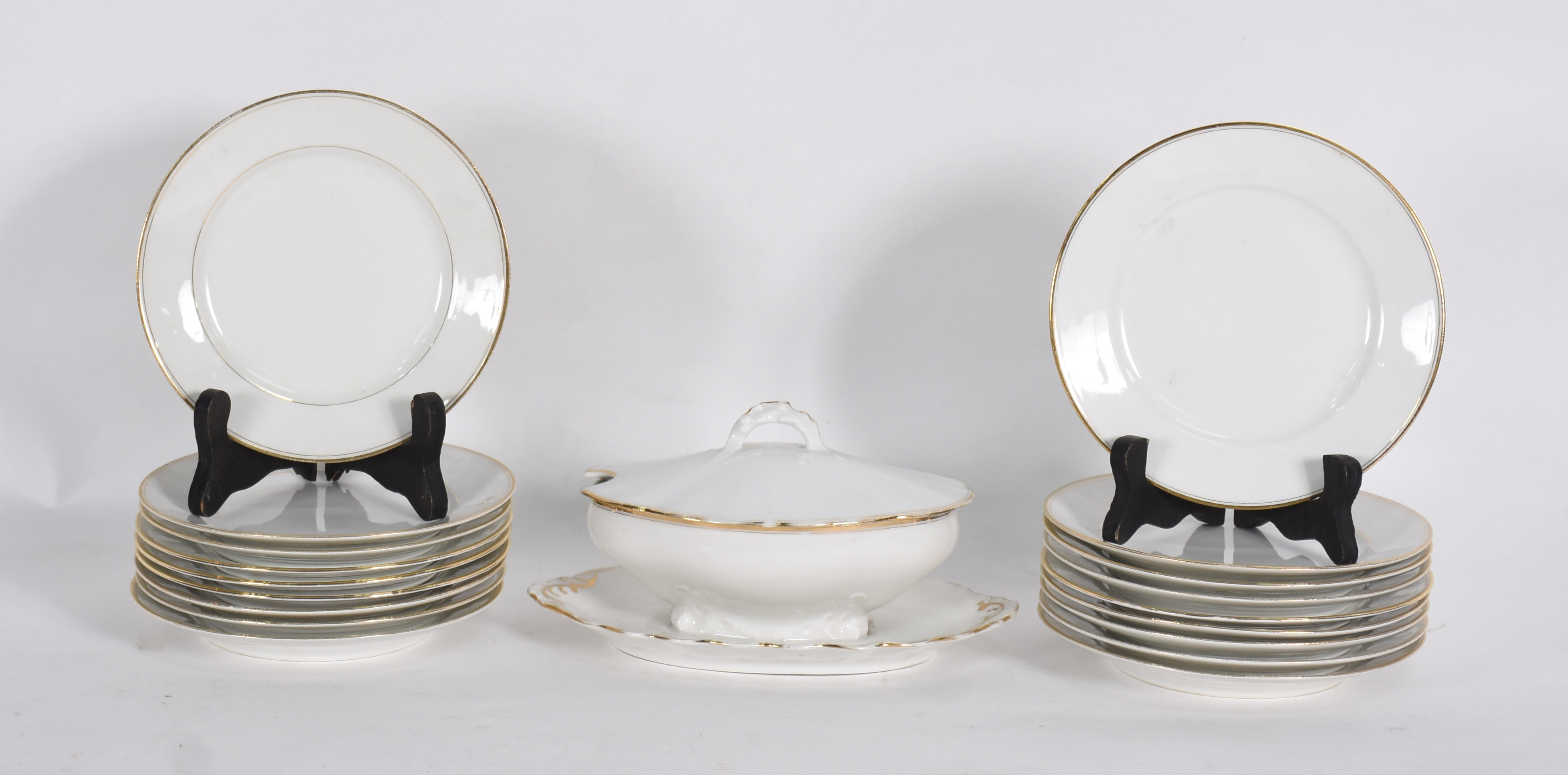 Diversas peças de porcelana francesa branca com borda dourada, sendo... - foto 1 de 4
