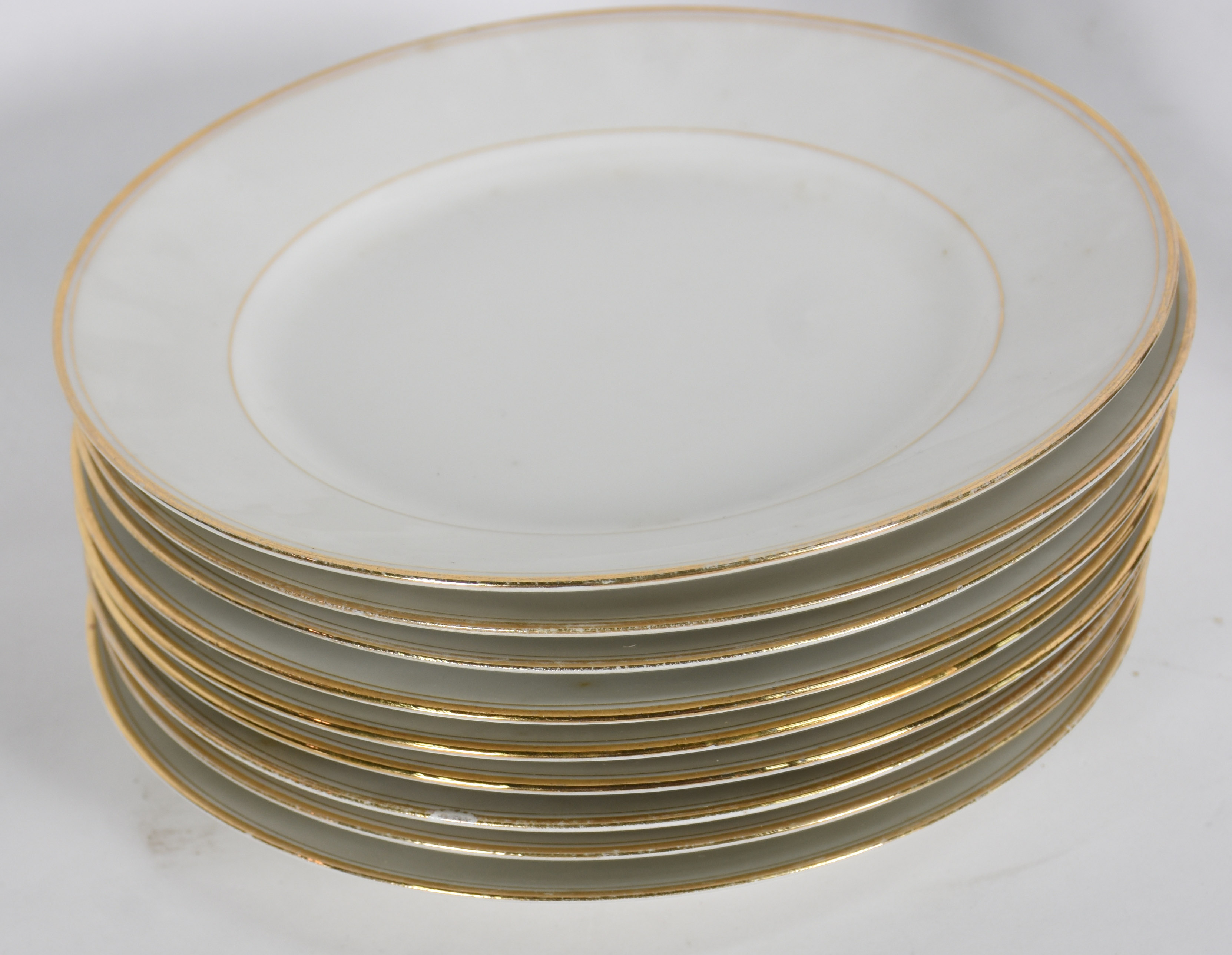 Diversas peças de porcelana francesa branca com borda dourada, sendo... - foto 2 de 4