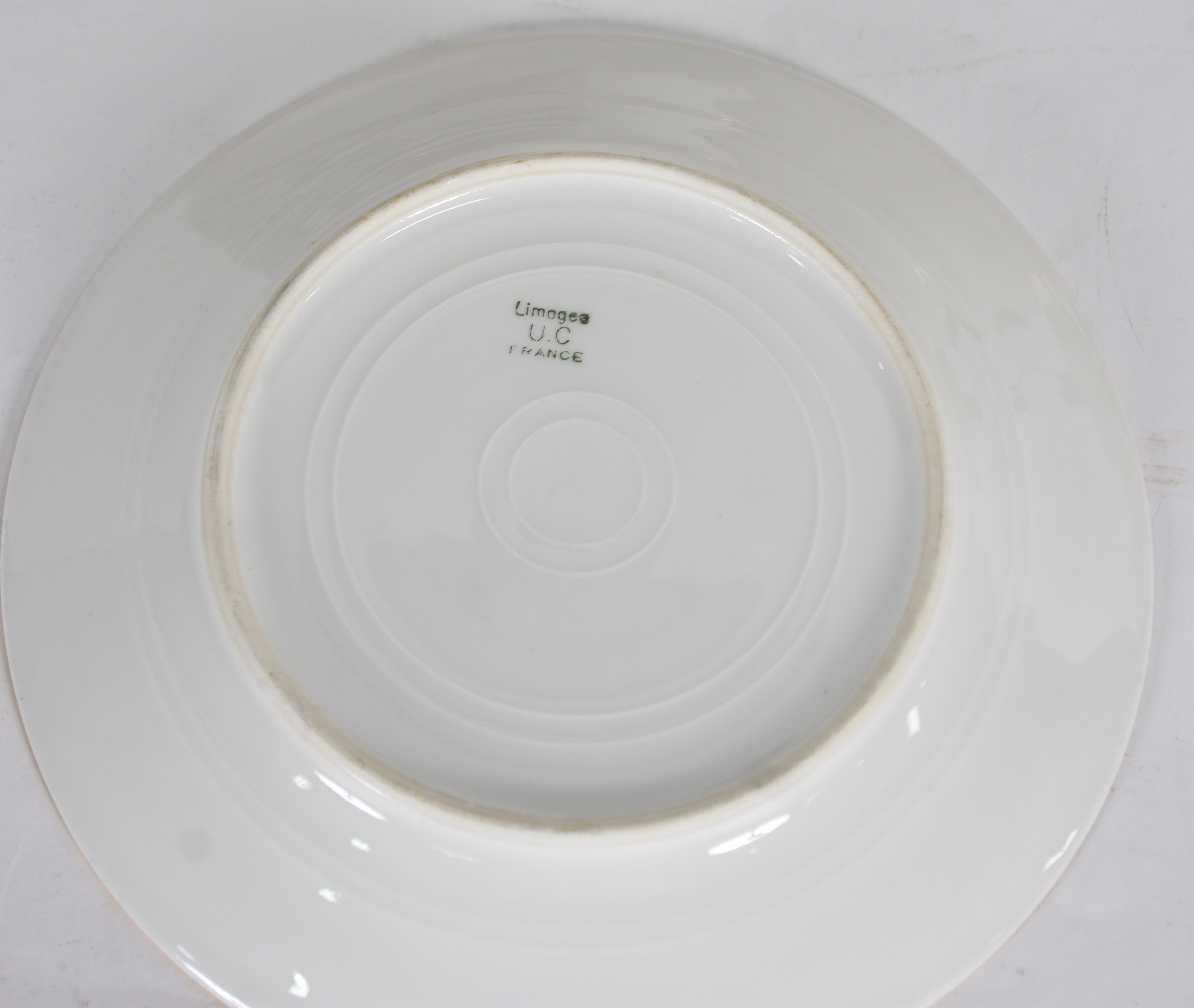 Diversas peças de porcelana francesa branca com borda dourada, sendo... - foto 3 de 4