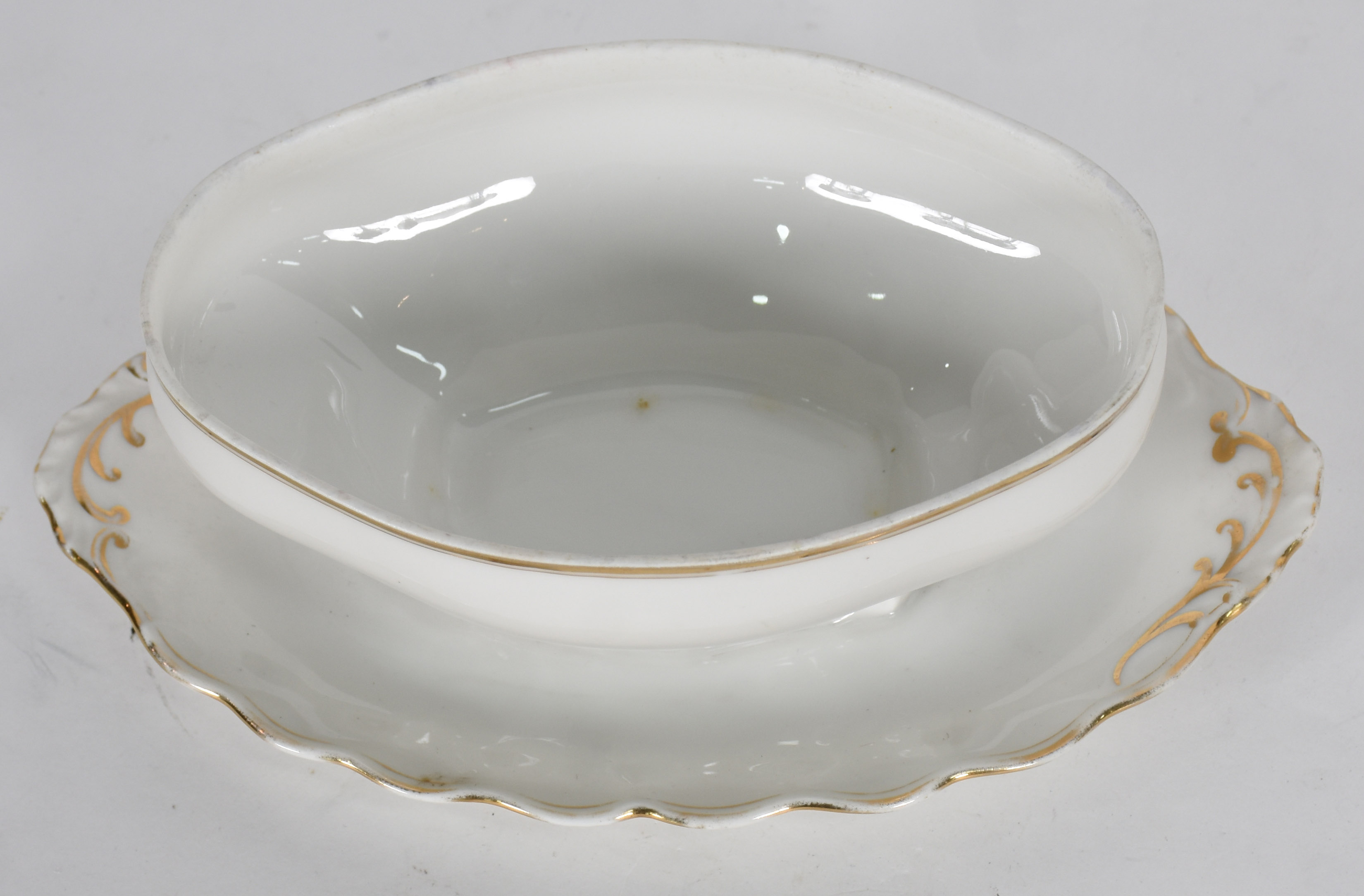 Diversas peças de porcelana francesa branca com borda dourada, sendo... - foto 4 de 4
