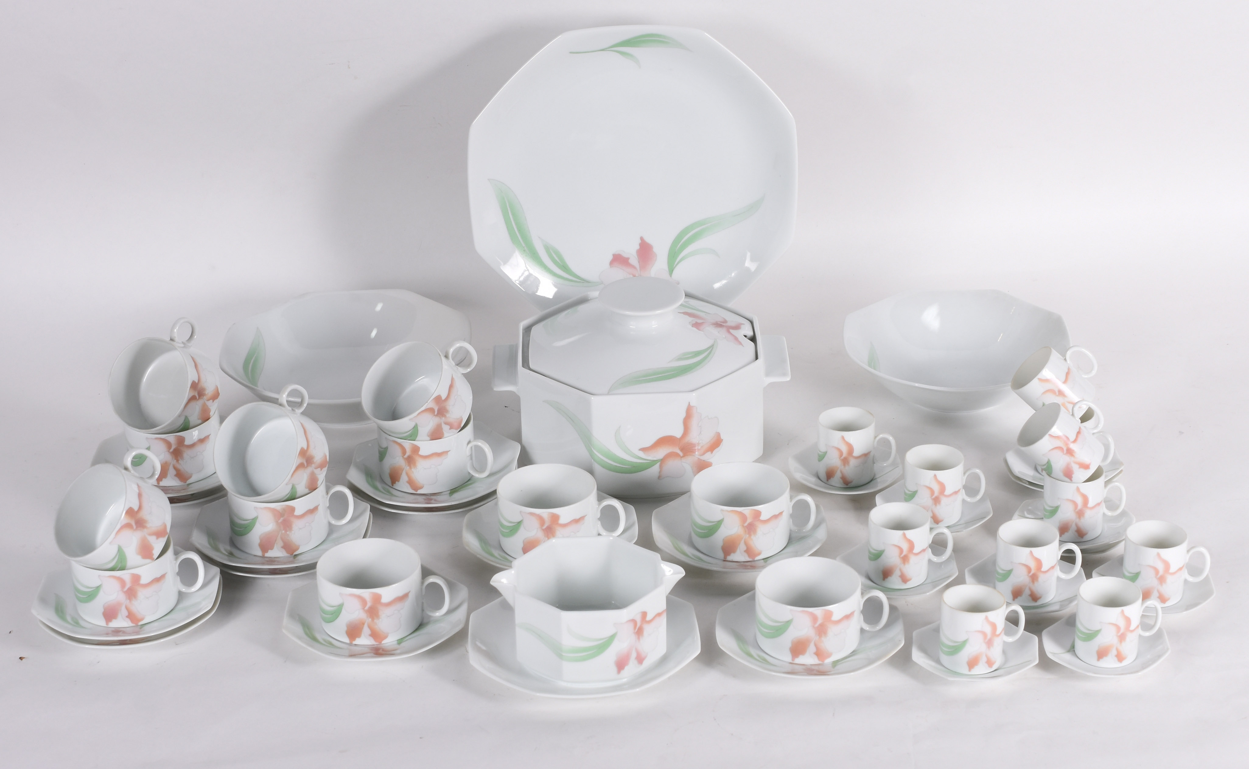 Serviço de jantar, chá e café de porcelana Renner, feitio oitavado... - foto 1 de 5
