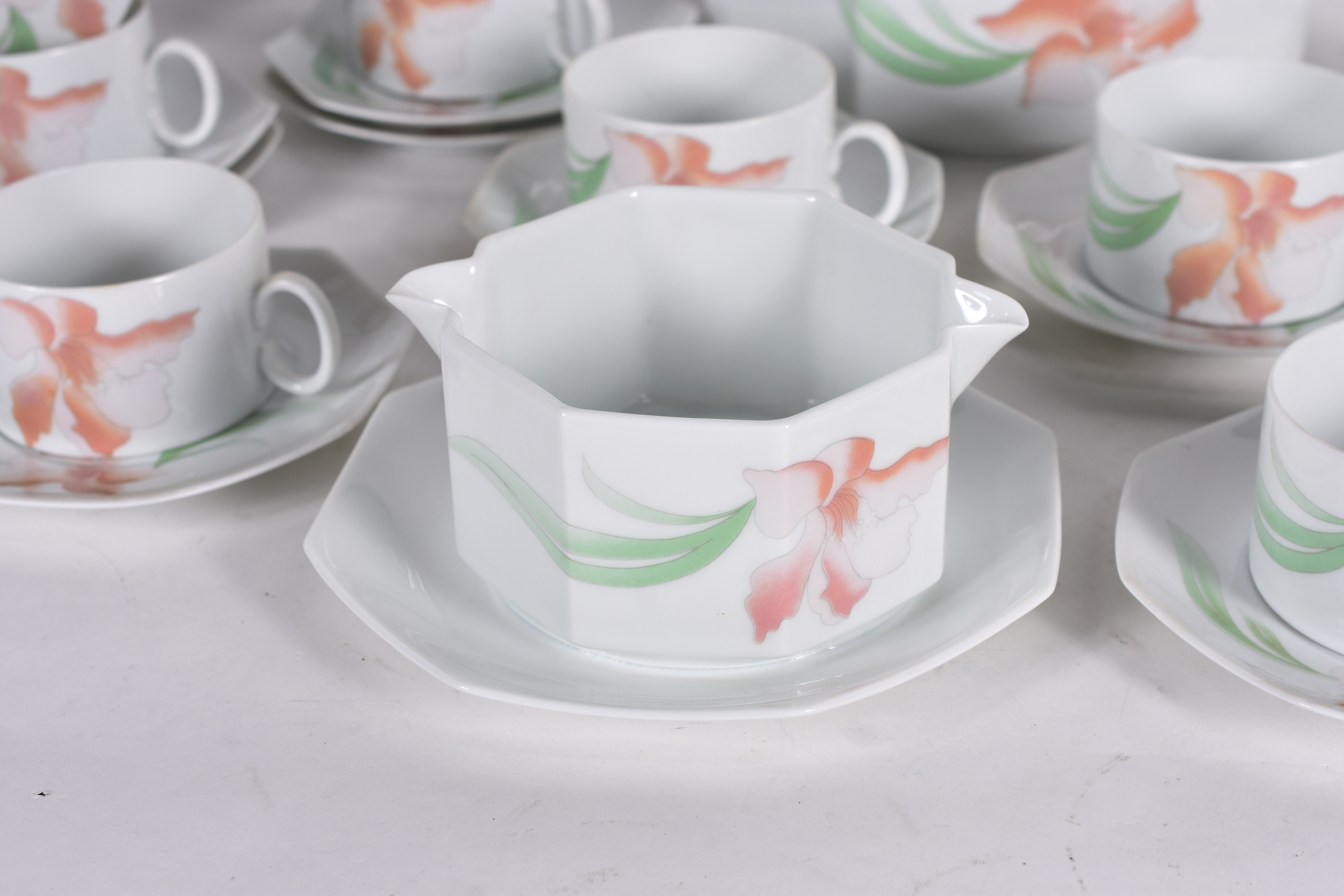 Serviço de jantar, chá e café de porcelana Renner, feitio oitavado... - foto 2 de 5