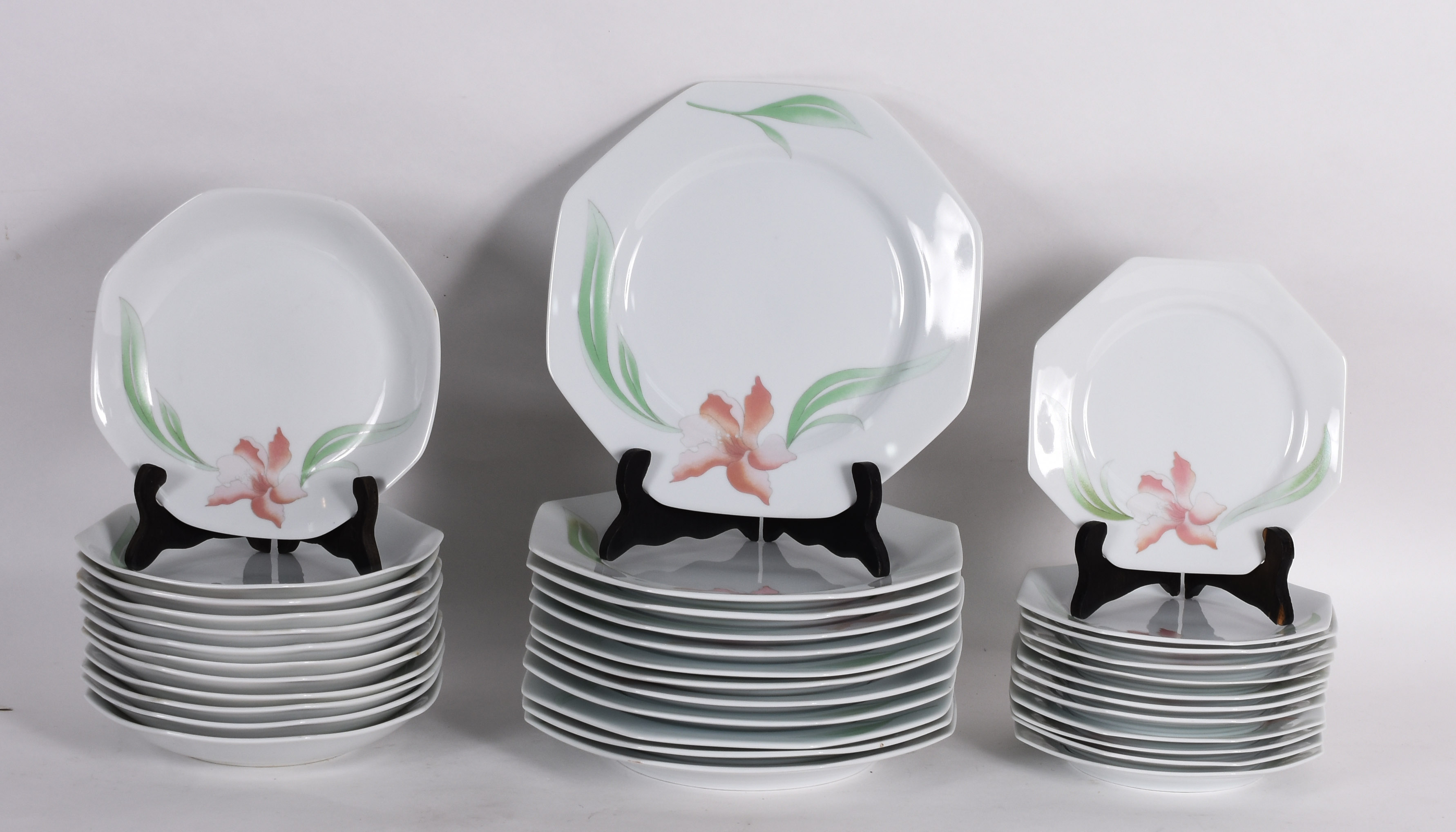 Serviço de jantar, chá e café de porcelana Renner, feitio oitavado... - foto 3 de 5