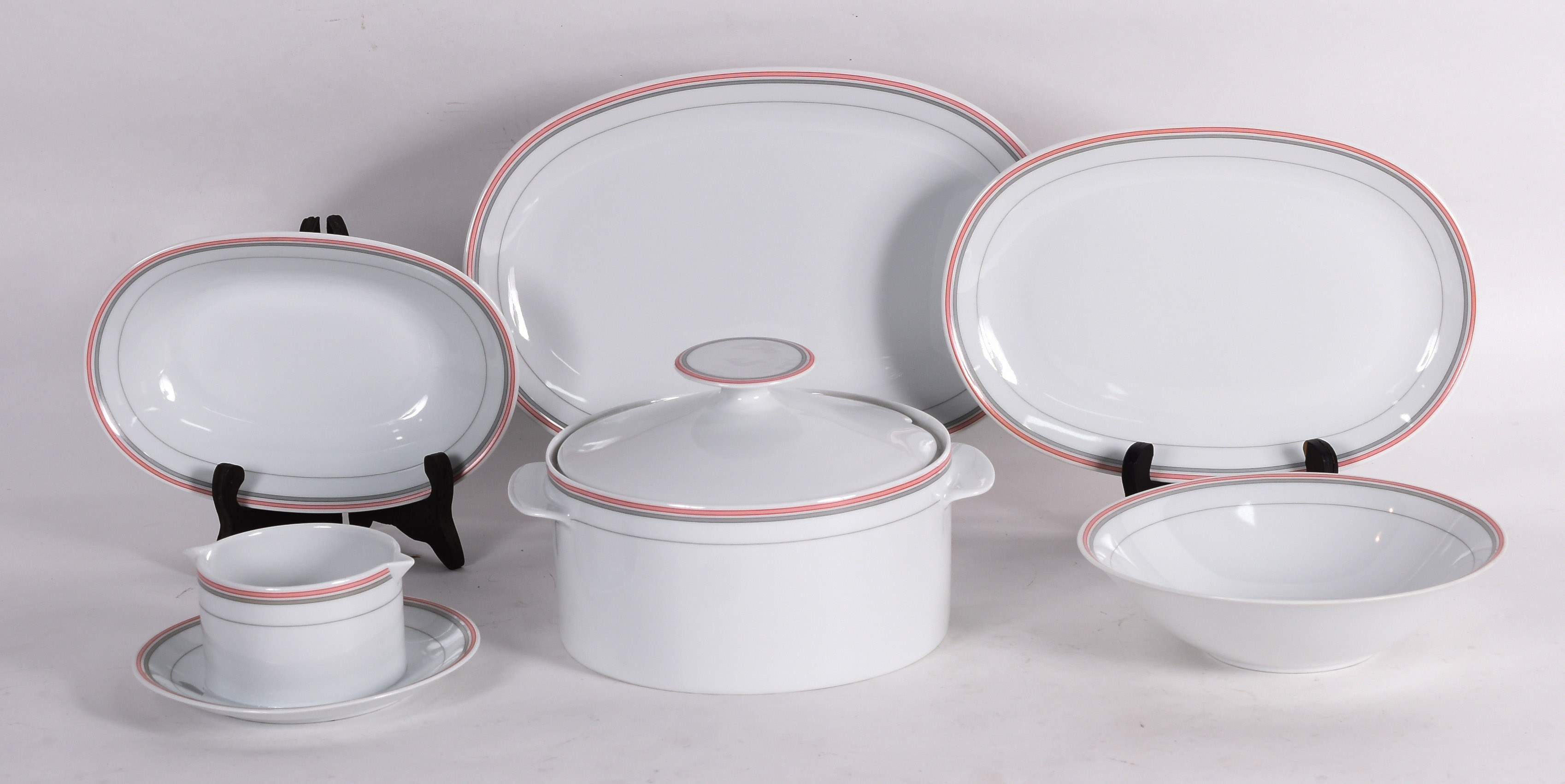 Serviço de jantar de porcelana Renner, composto de 12 pratos rasos... - foto 2 de 5