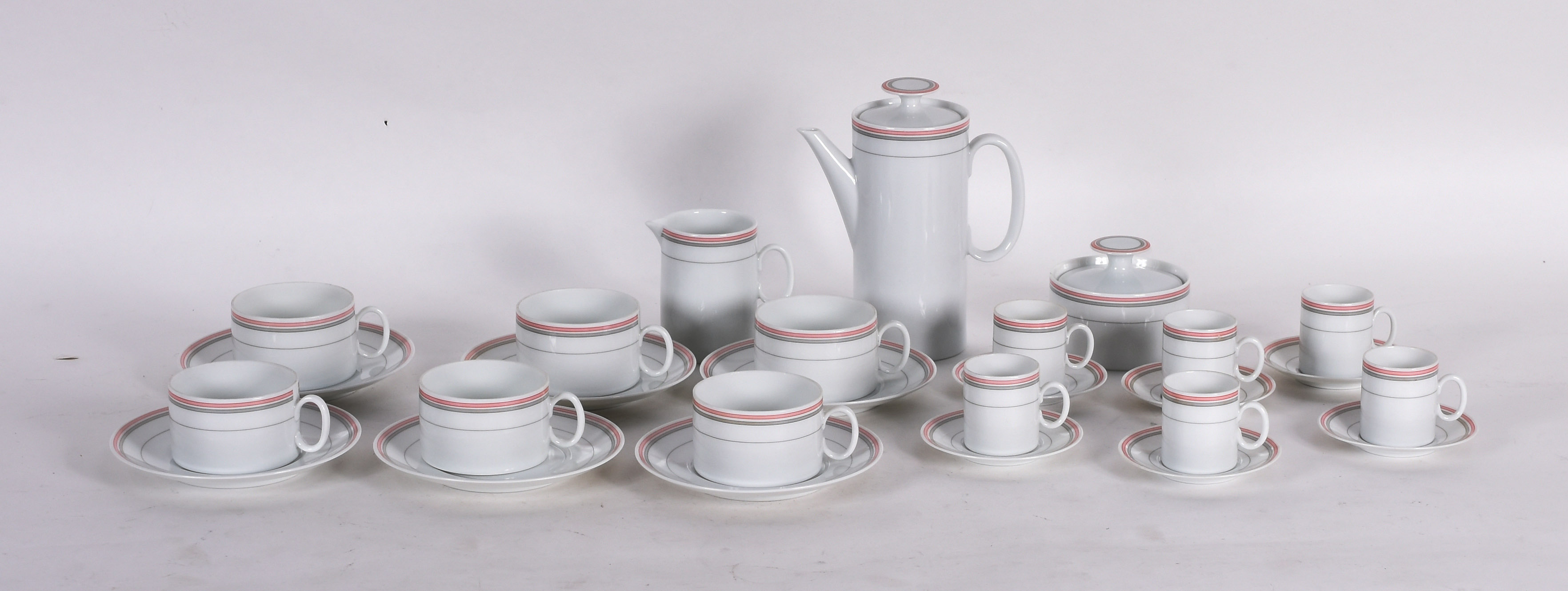 Serviço de jantar de porcelana Renner, composto de 12 pratos rasos... - foto 3 de 5