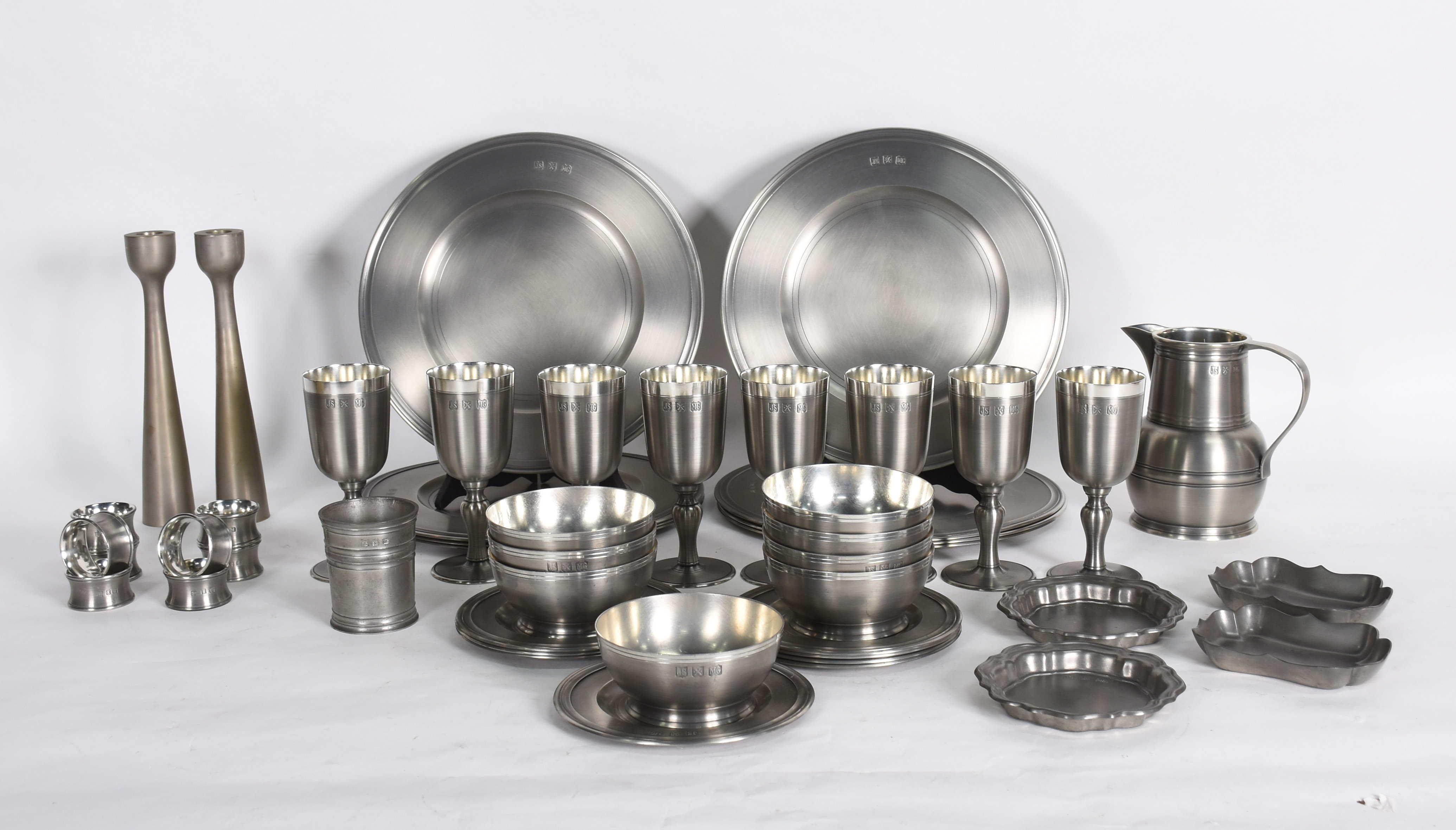 Serviço de estanho JOHN SOMMERS composto de: 8 sousplats, 8 bowls com... - foto 1 de 6