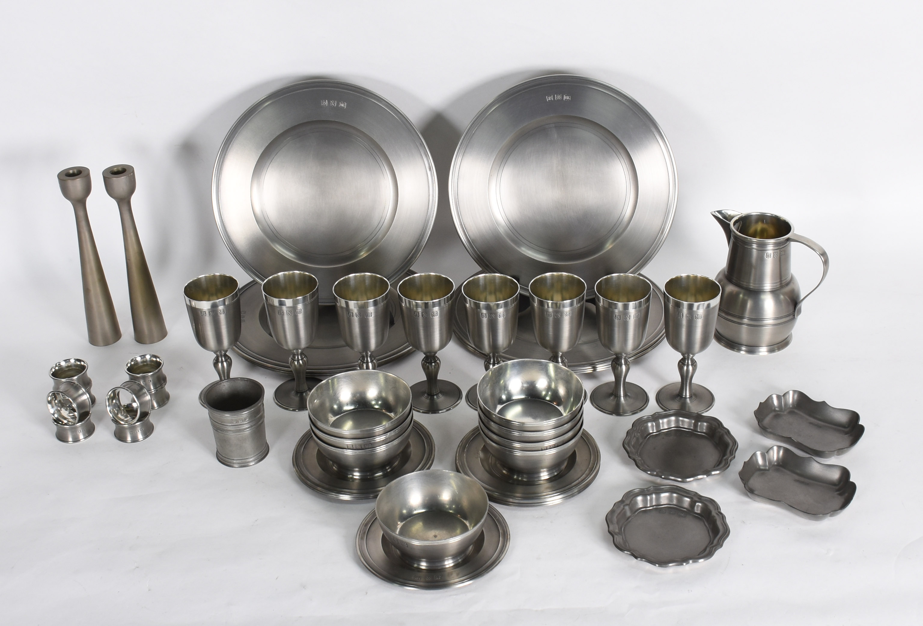 Serviço de estanho JOHN SOMMERS composto de: 8 sousplats, 8 bowls com... - foto 2 de 6
