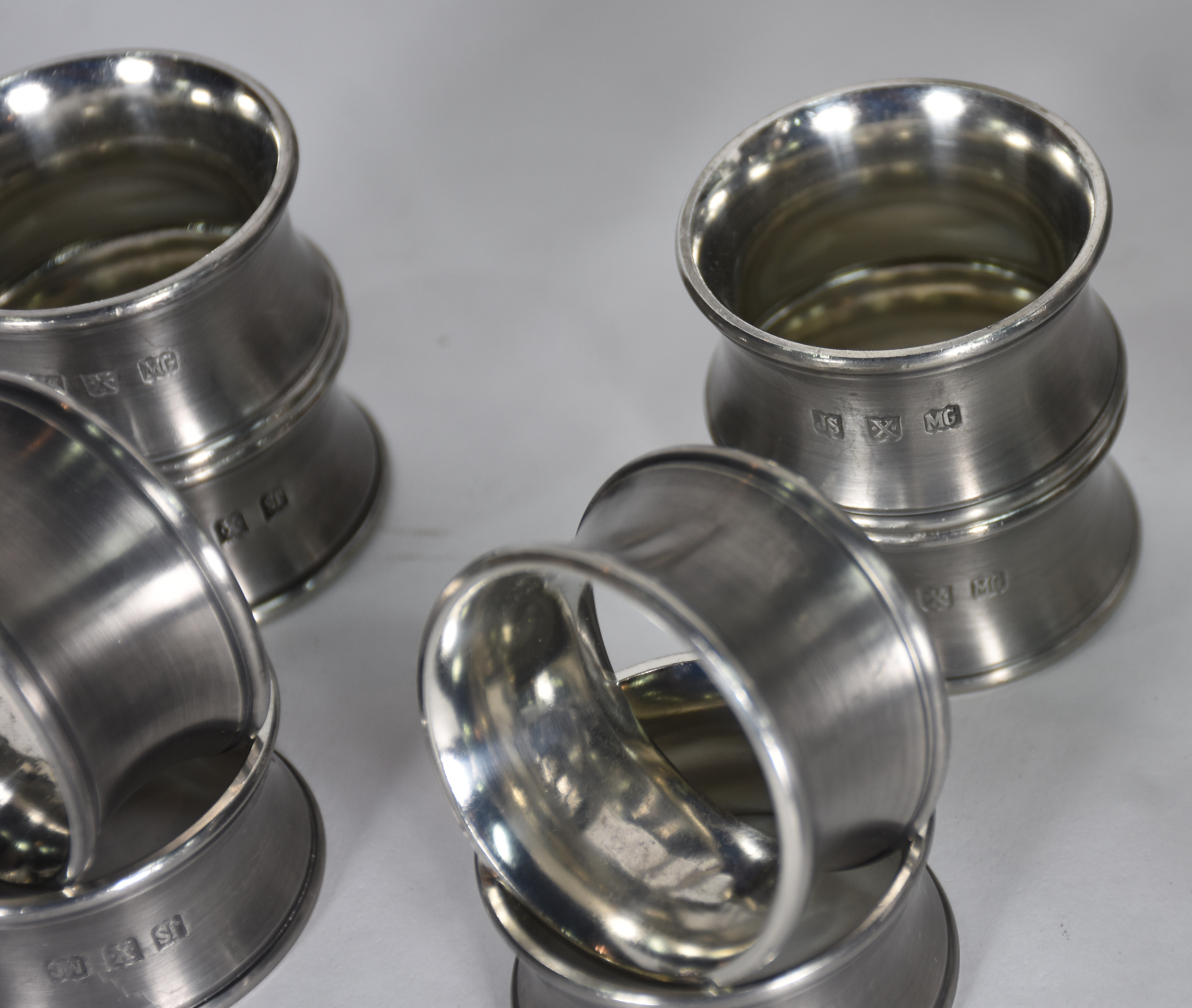 Serviço de estanho JOHN SOMMERS composto de: 8 sousplats, 8 bowls com... - foto 3 de 6