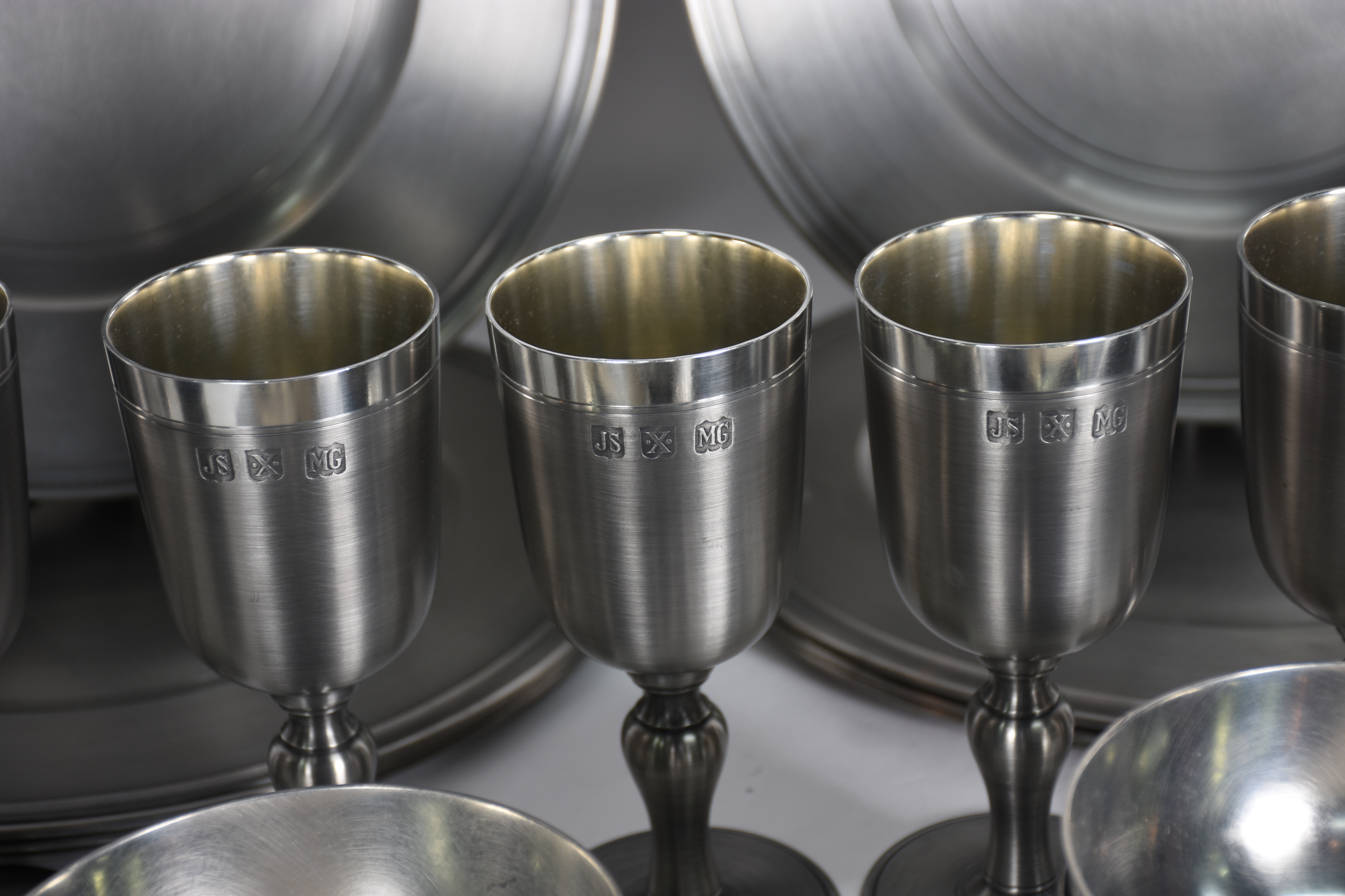 Serviço de estanho JOHN SOMMERS composto de: 8 sousplats, 8 bowls com... - foto 4 de 6