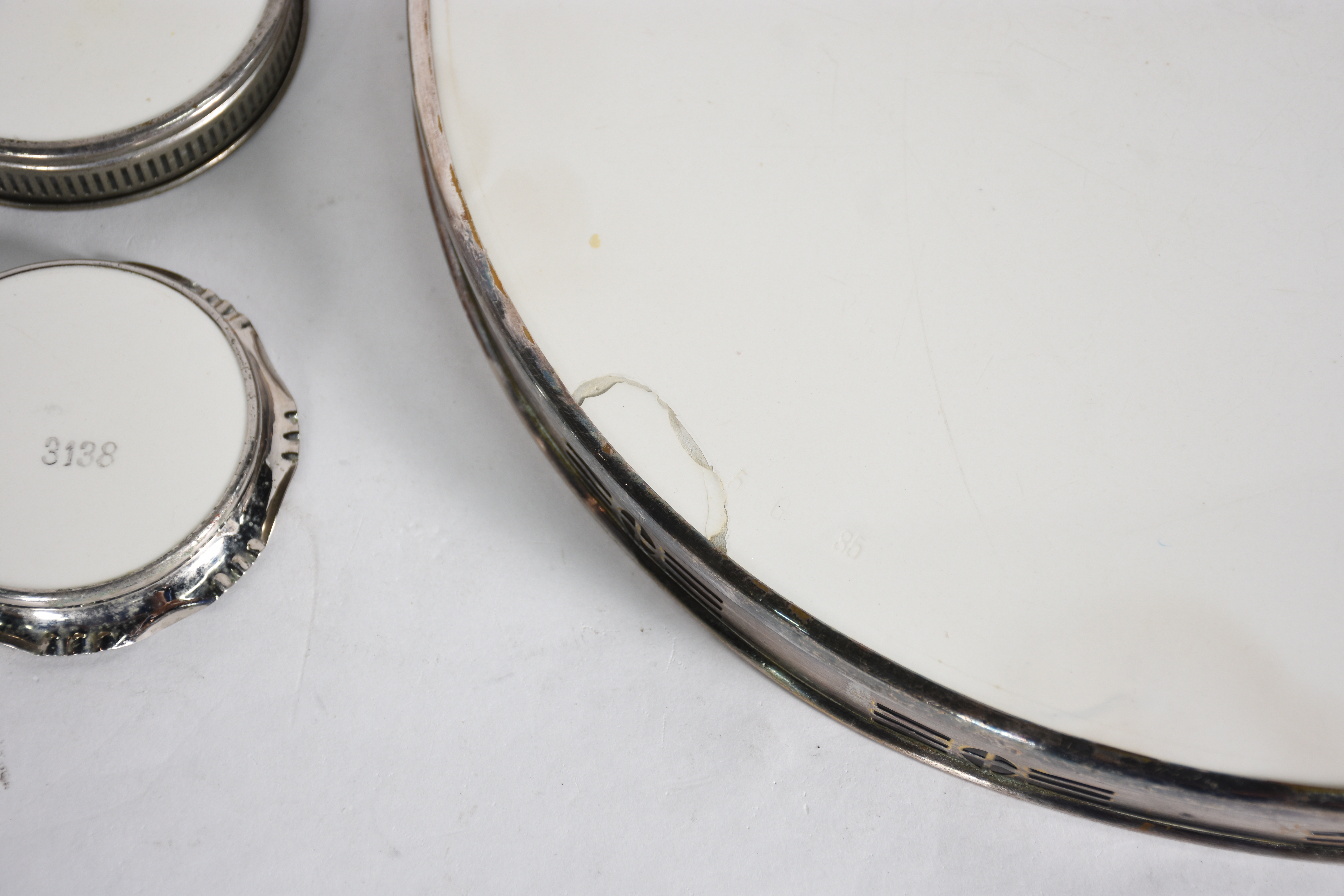 Lote com 5 peças, sendo uma bandeja de faiança com galeria de metal... - foto 4 de 4