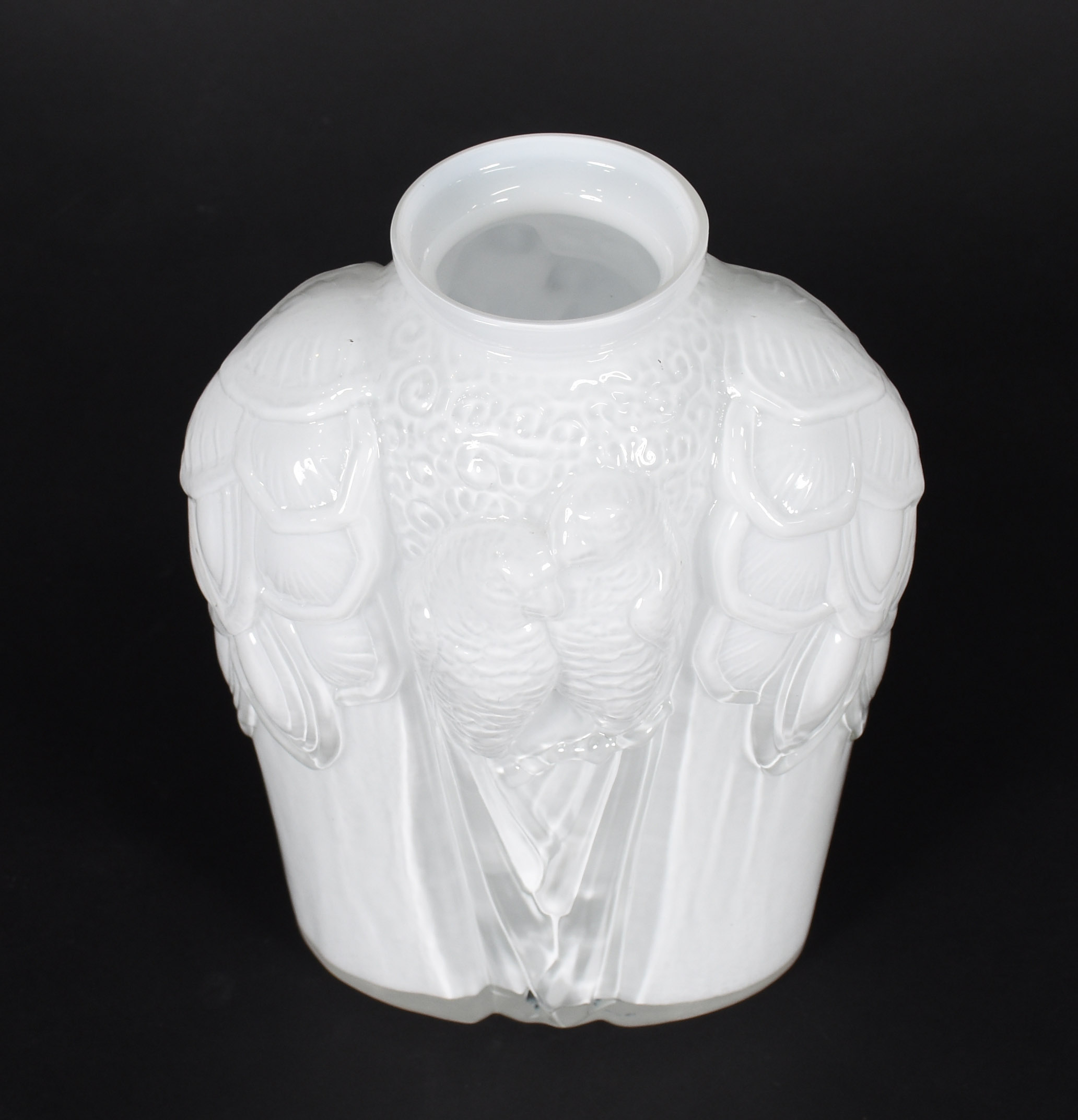 Jarro decorativo de vidro branco com pássaros em relevo. - foto 2 de 4