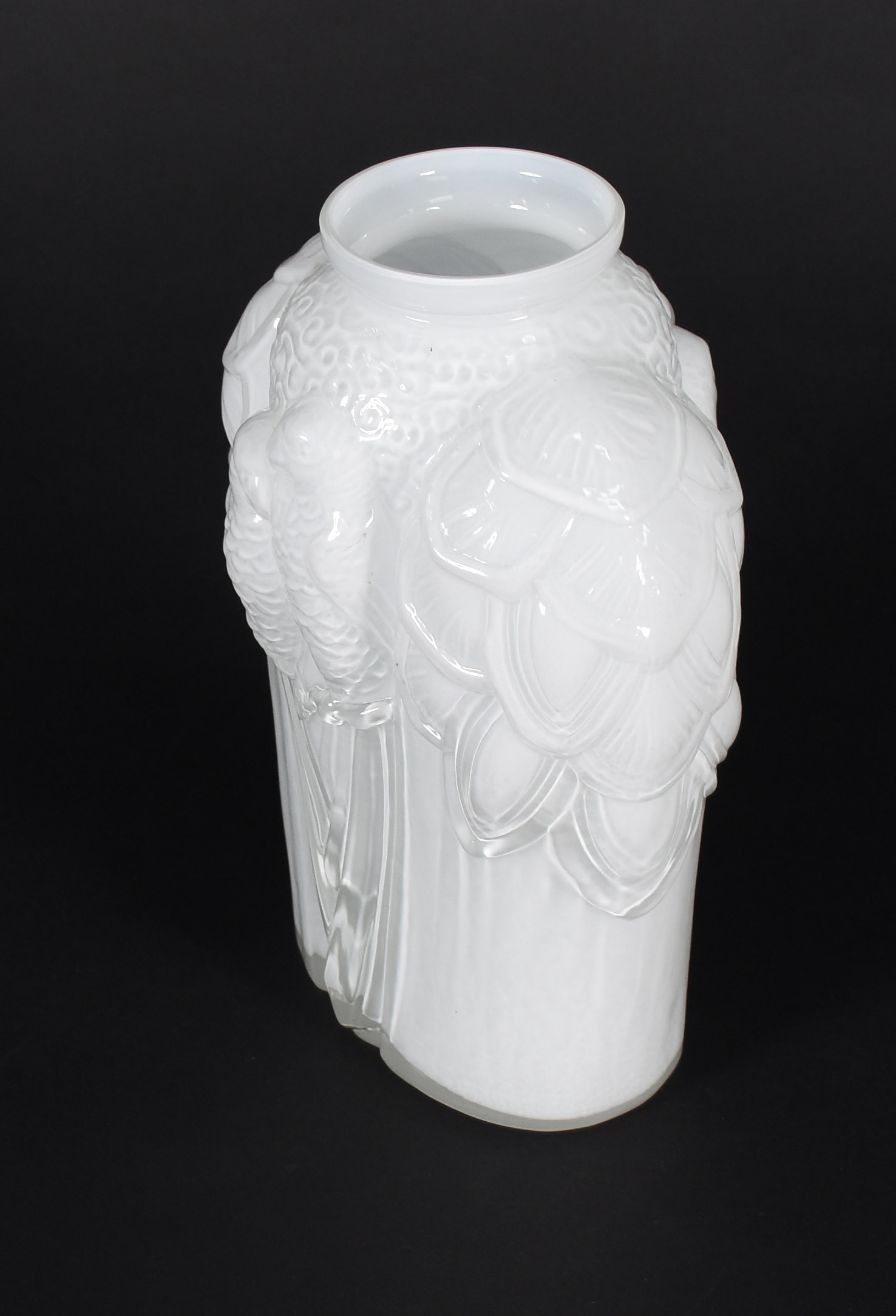 Jarro decorativo de vidro branco com pássaros em relevo. - foto 3 de 4