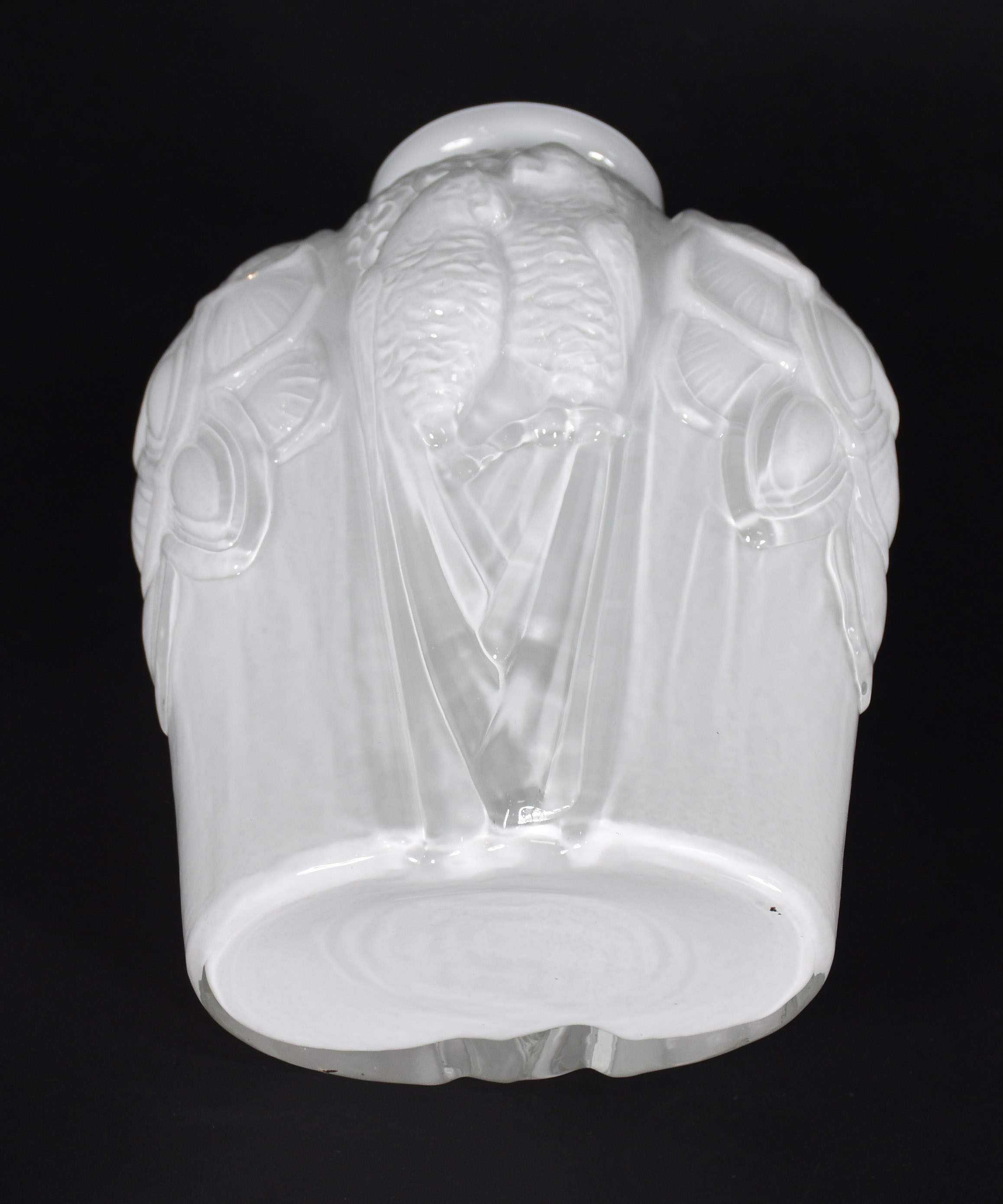Jarro decorativo de vidro branco com pássaros em relevo. - foto 4 de 4