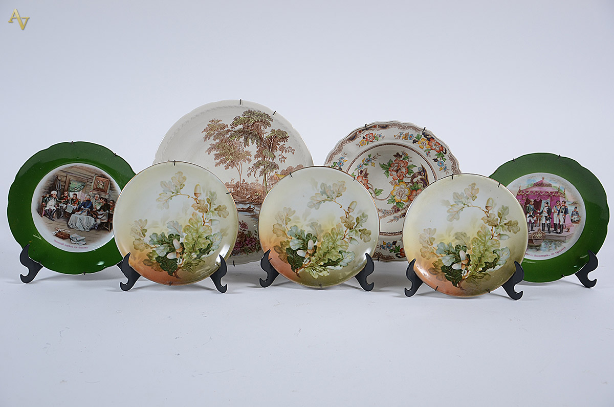 Sete pratos diversos de porcelana, sendo: 2 ingleses - um raso com...