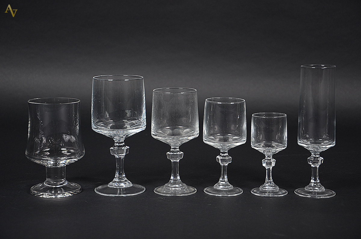 Conjunto de cristal sendo: 8 copos para água, 12 flutes para...
