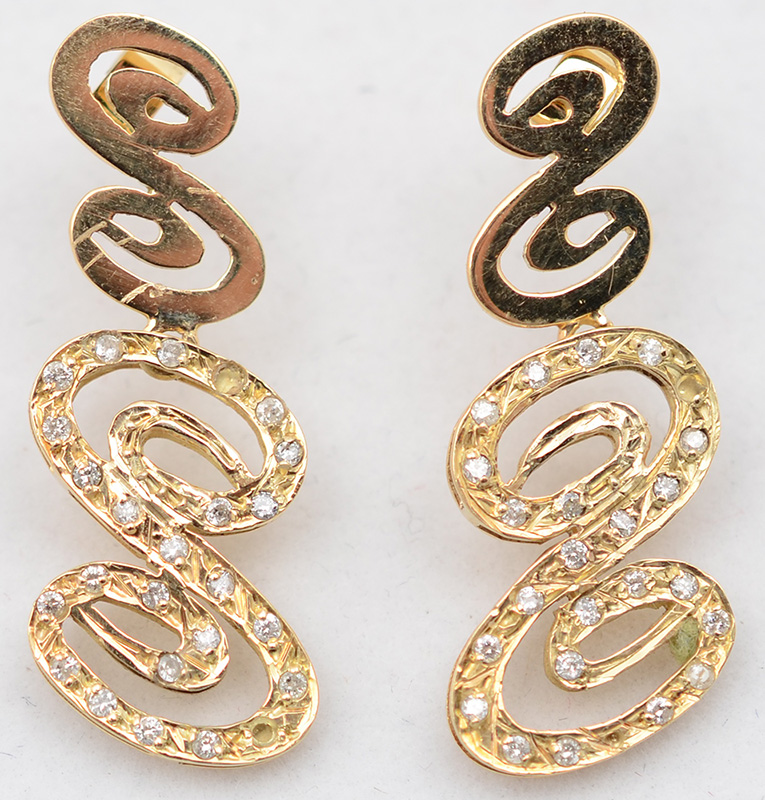 Par de brincos modernos de ouro amarelo 18 k com brilhantes. Peso...