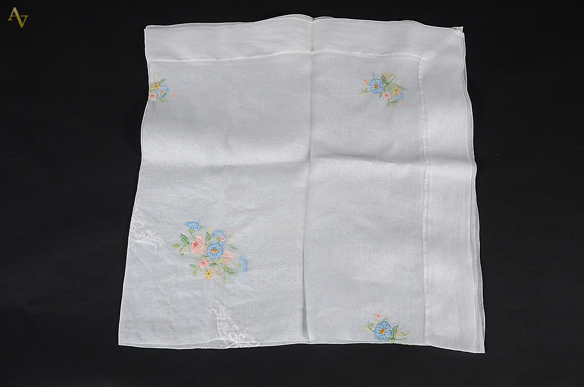 Toalha de mesa de organza branca com bordado. Medidas 1,26 x 1,30 m.